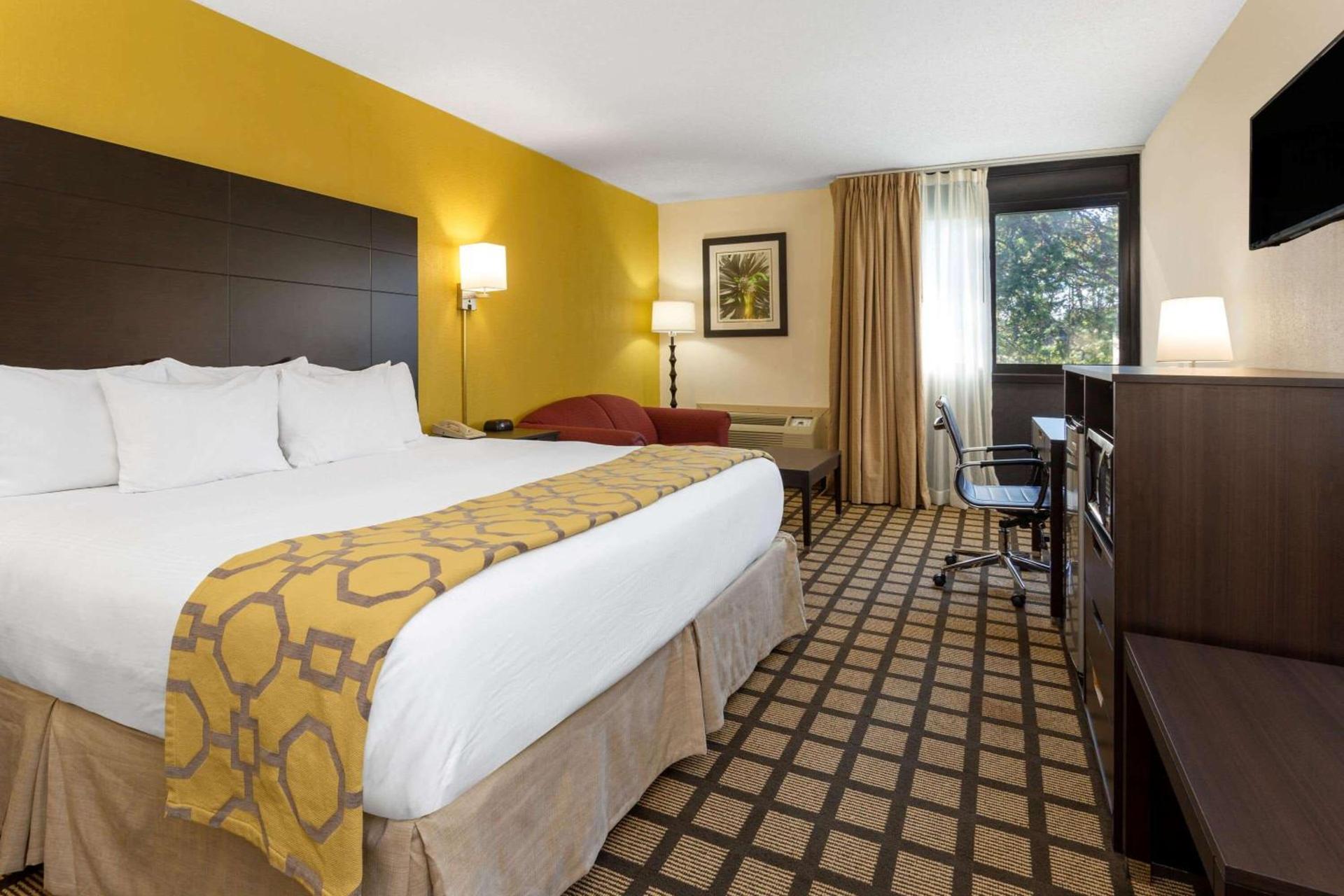 Baymont by Wyndham Queensbury/Lake George photo 11