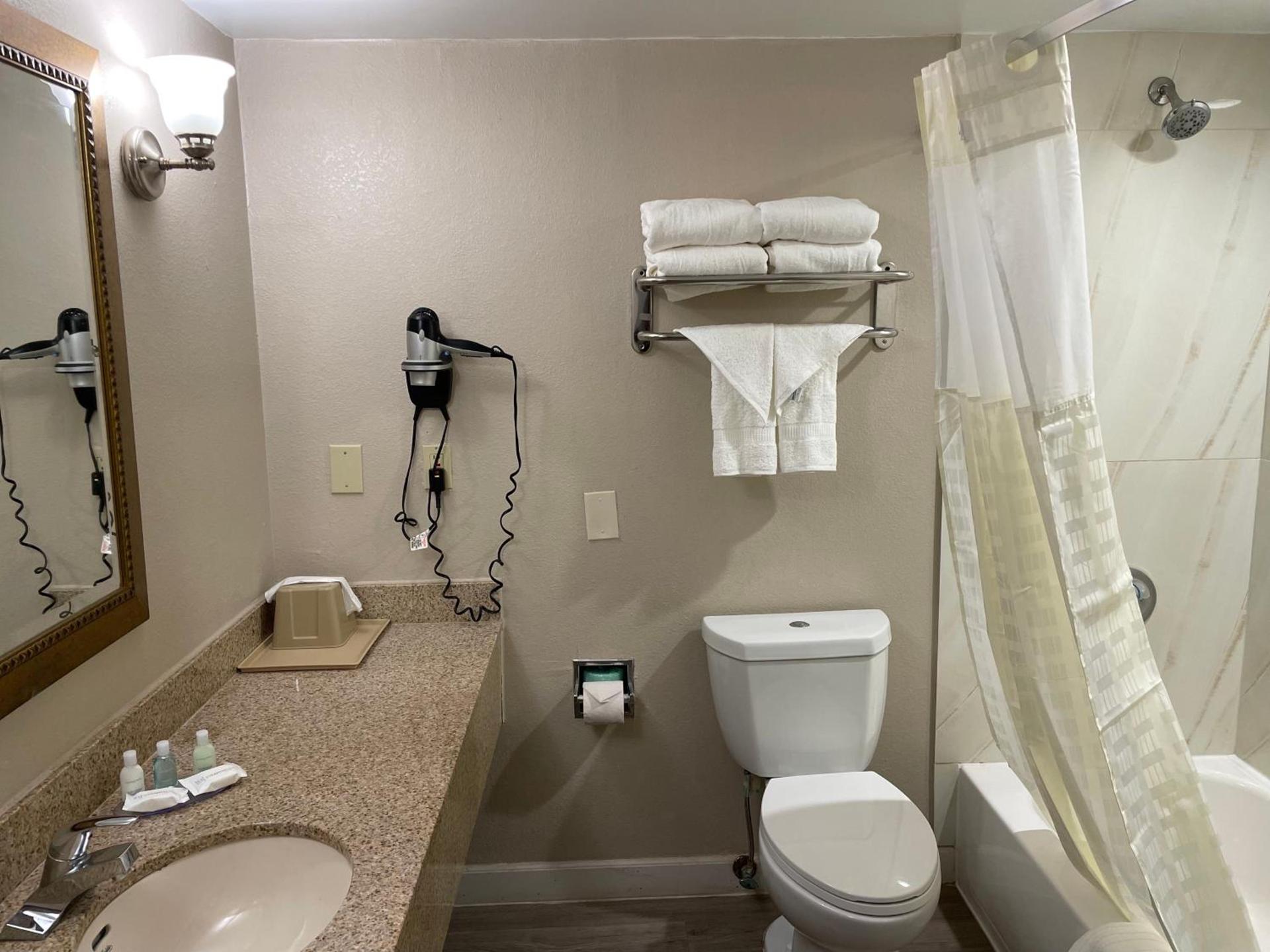 Clarion Pointe Atlanta Airport College Park photo 47