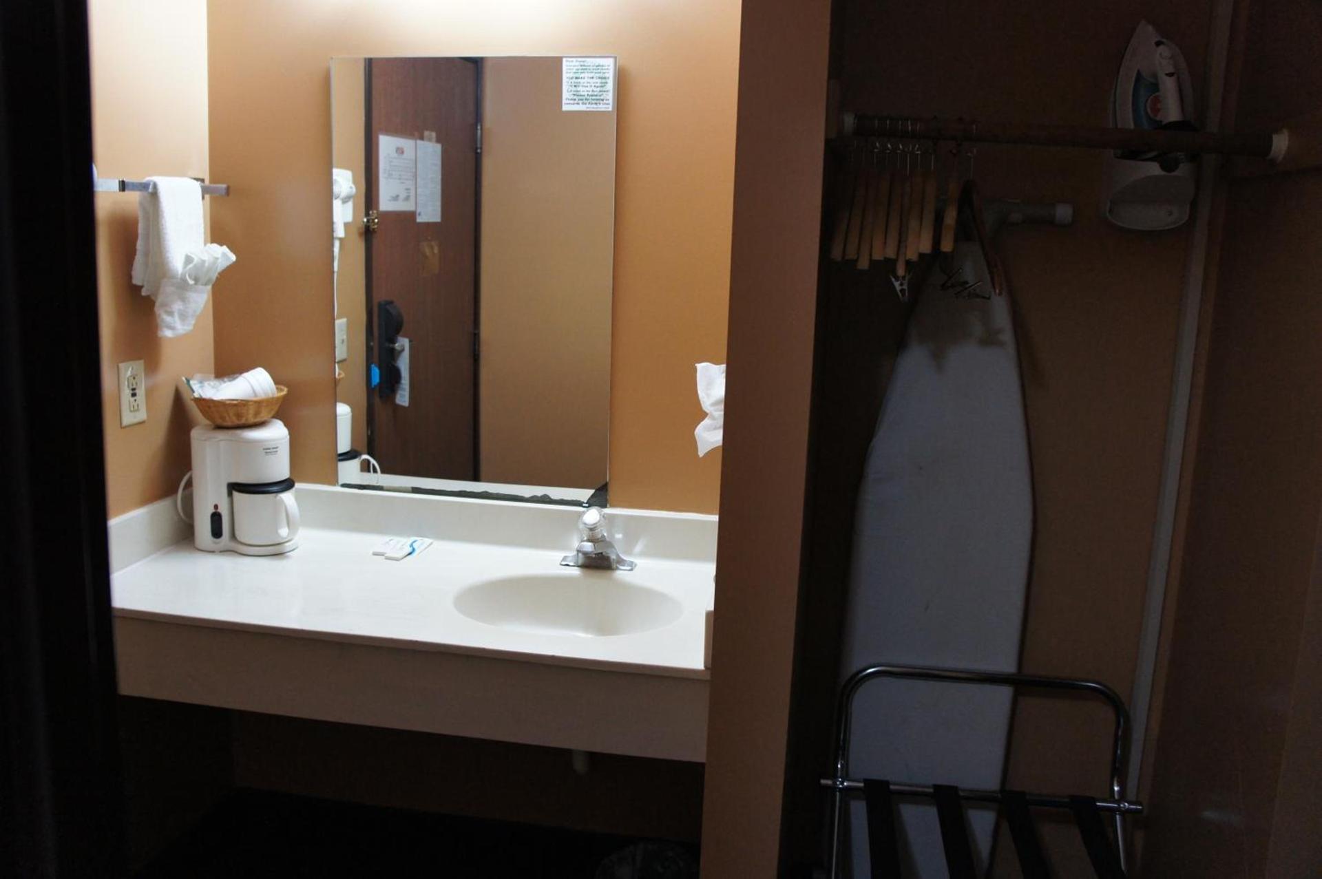 Coratel Inn and Suites Maple Grove photo 68