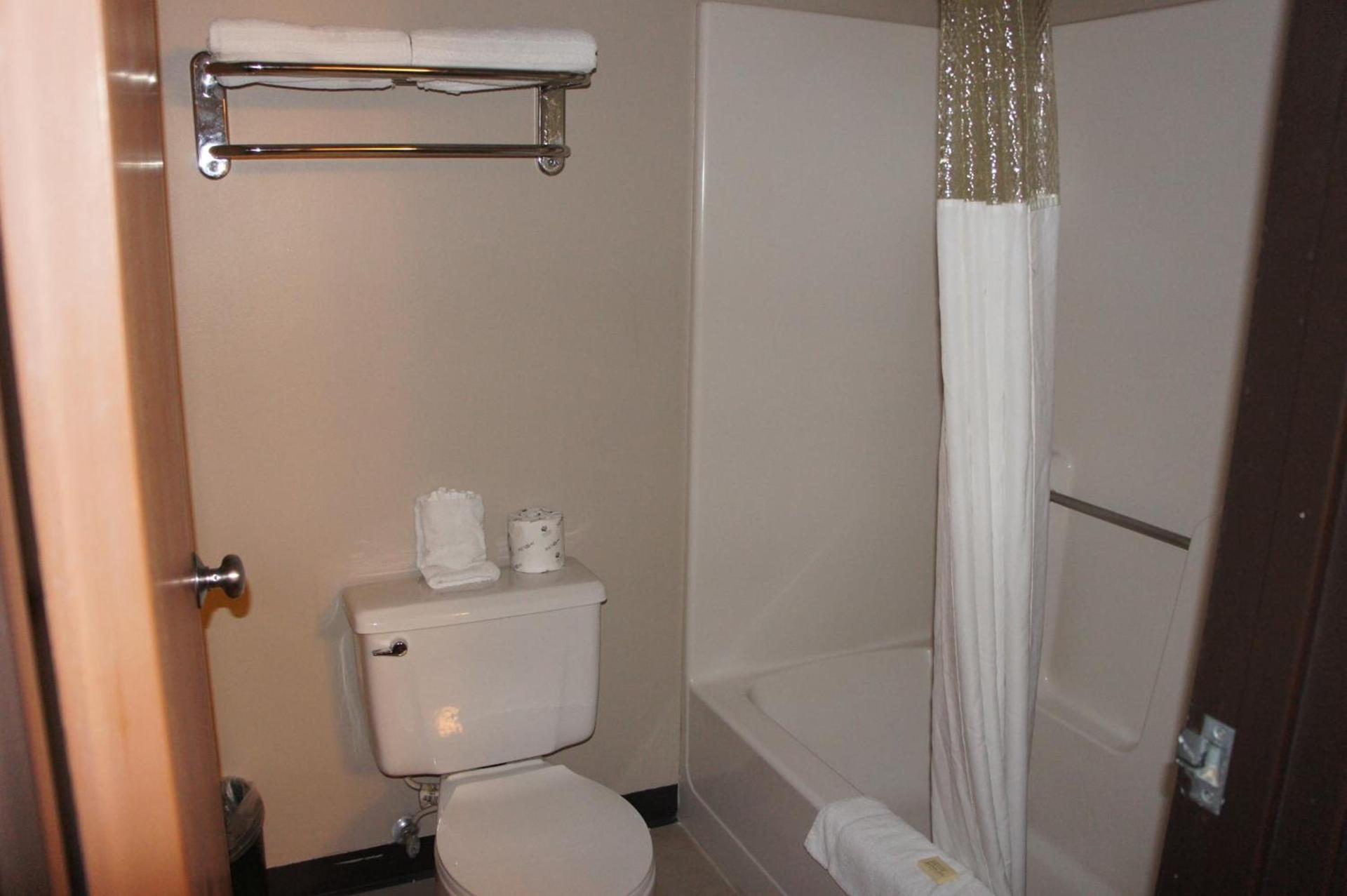 Coratel Inn and Suites Maple Grove photo 69