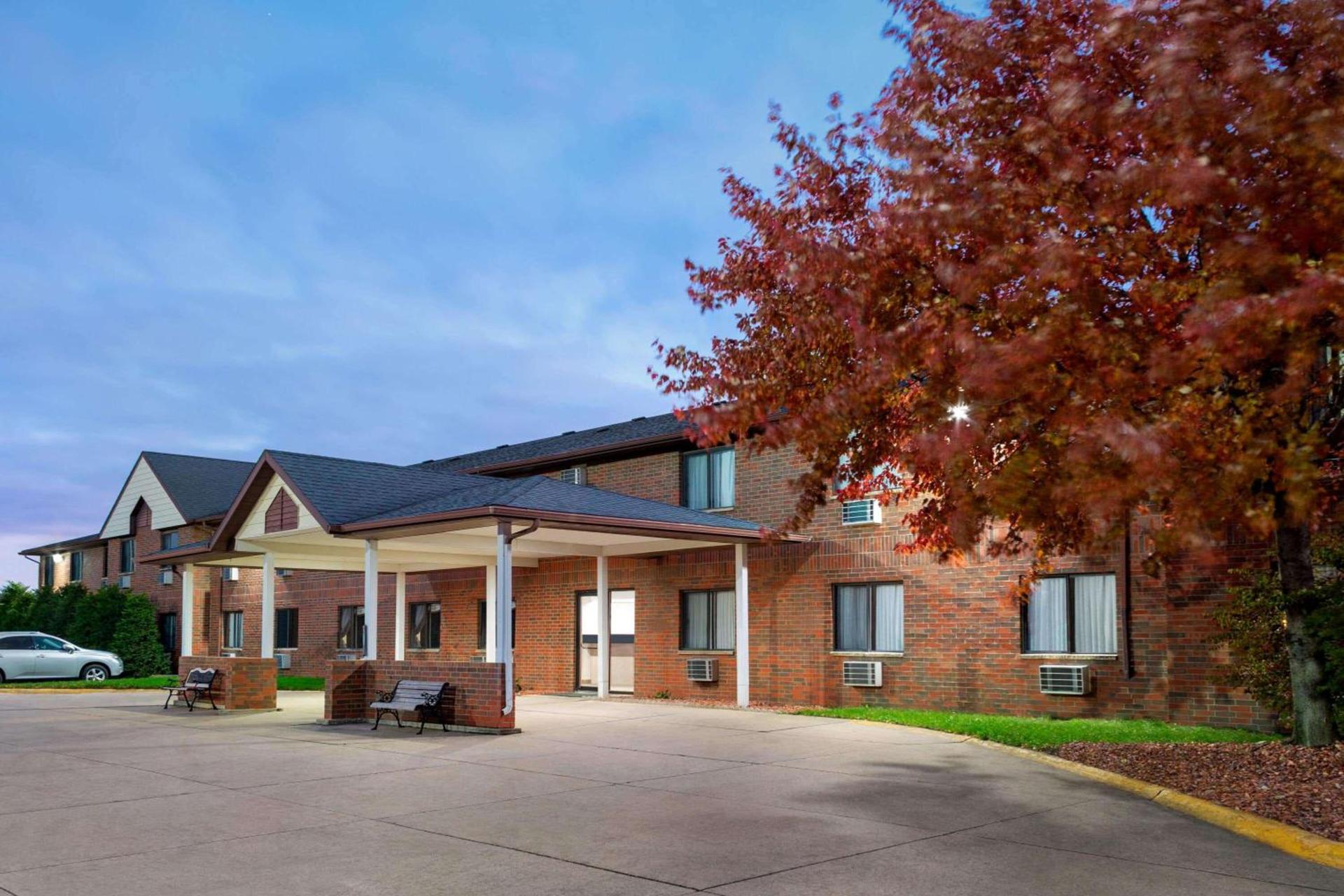 Howard Johnson by Wyndham Waterloo/Cedar Falls photo 3
