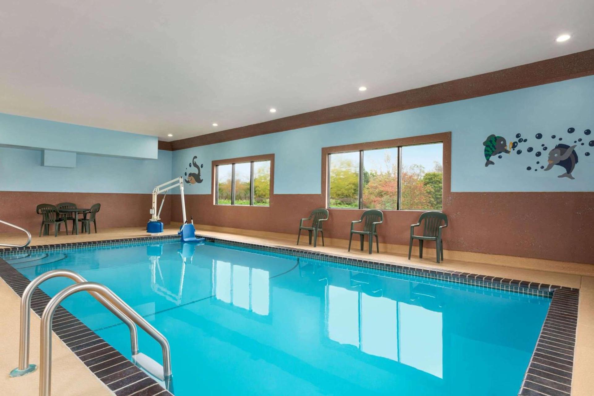 Howard Johnson by Wyndham Waterloo/Cedar Falls photo 9