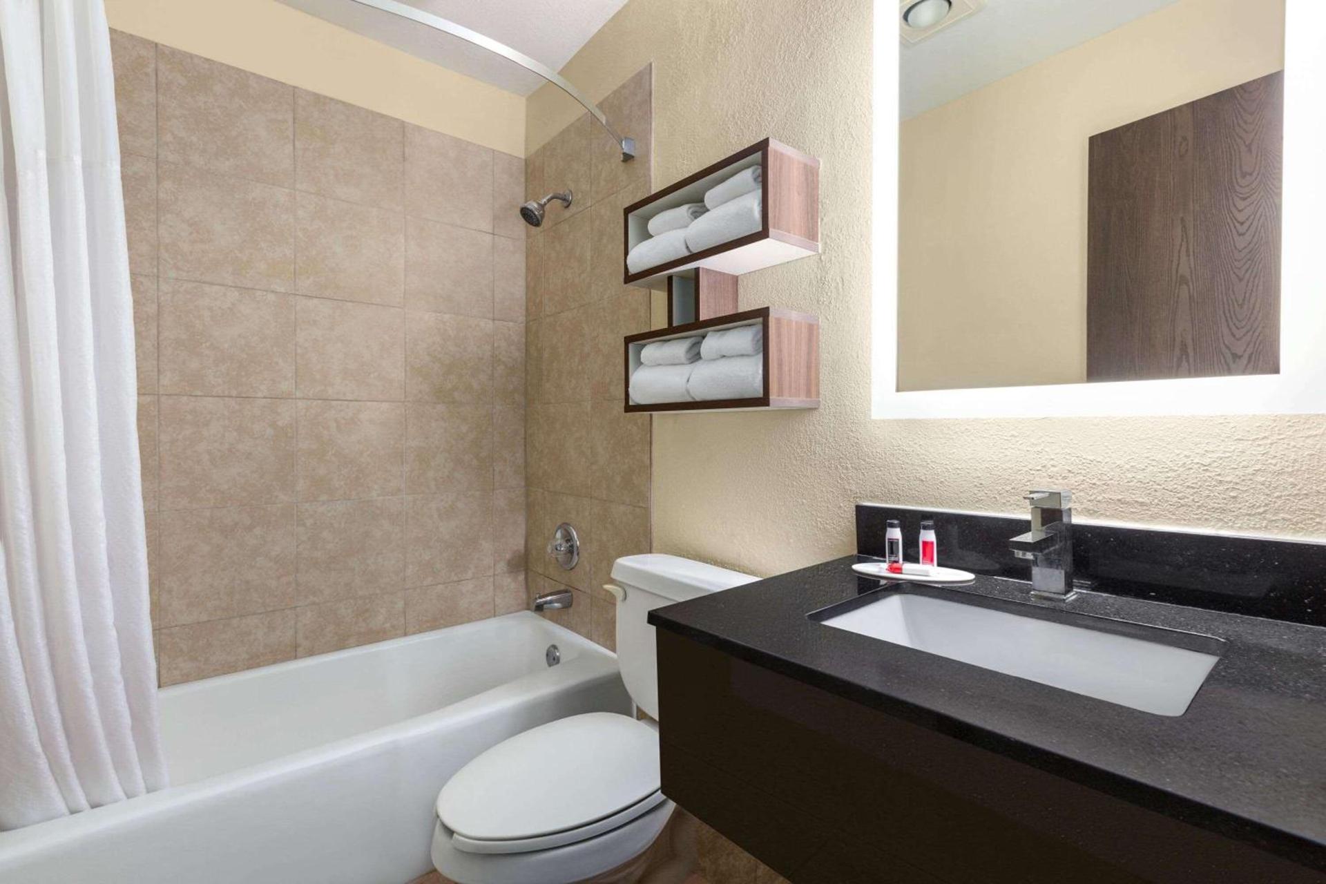 Howard Johnson by Wyndham Waterloo/Cedar Falls photo 19
