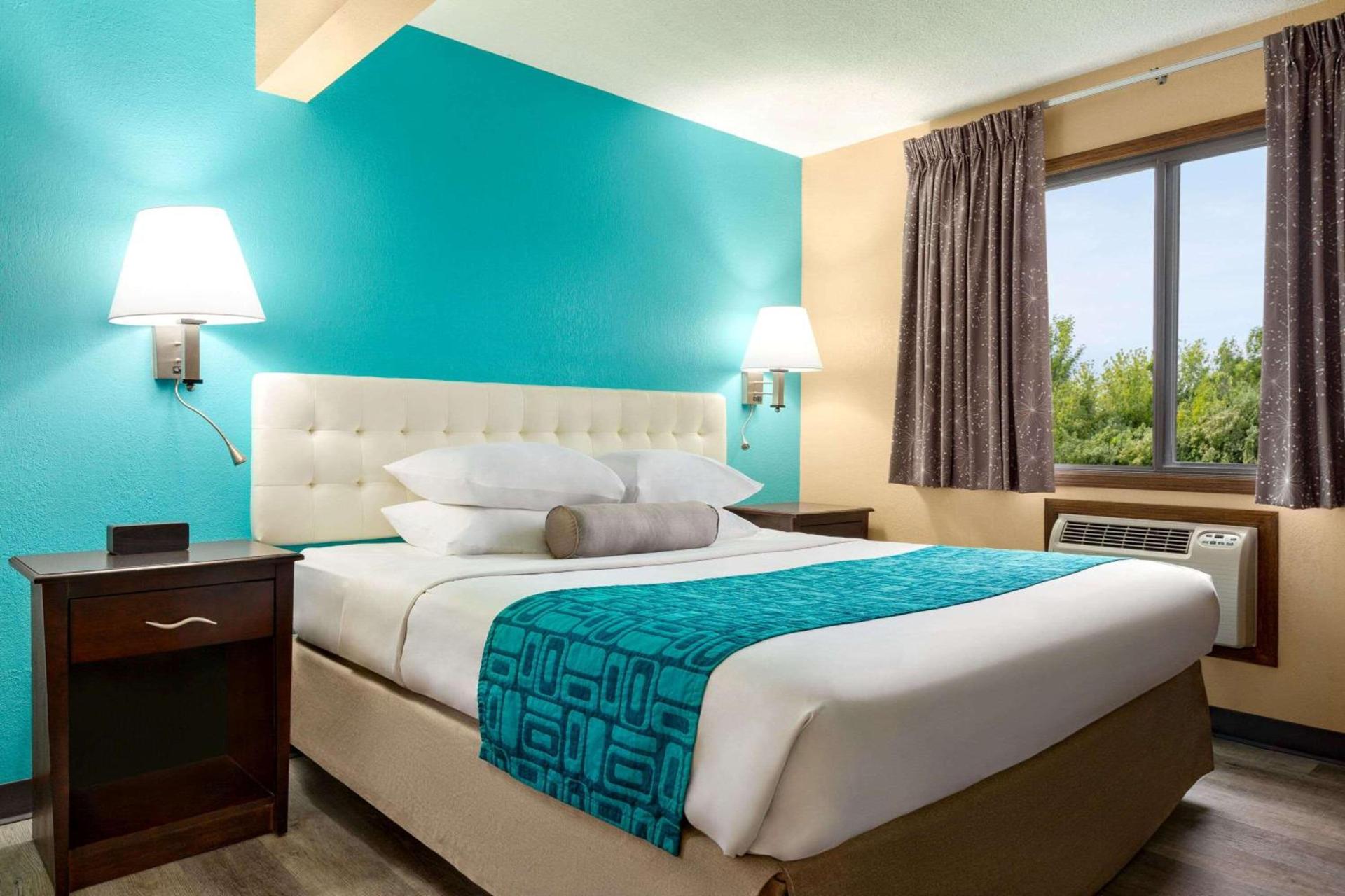 Howard Johnson by Wyndham Waterloo/Cedar Falls photo 24