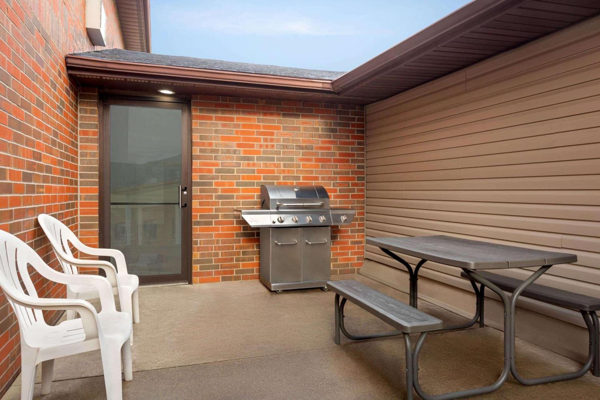 Howard Johnson by Wyndham Waterloo/Cedar Falls photo 25