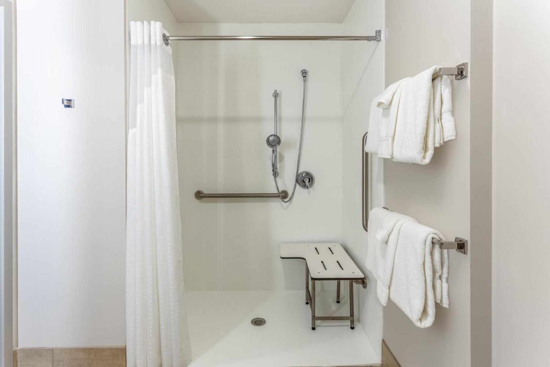 Holiday Inn Express & Suites - Springfield North by IHG photo 17