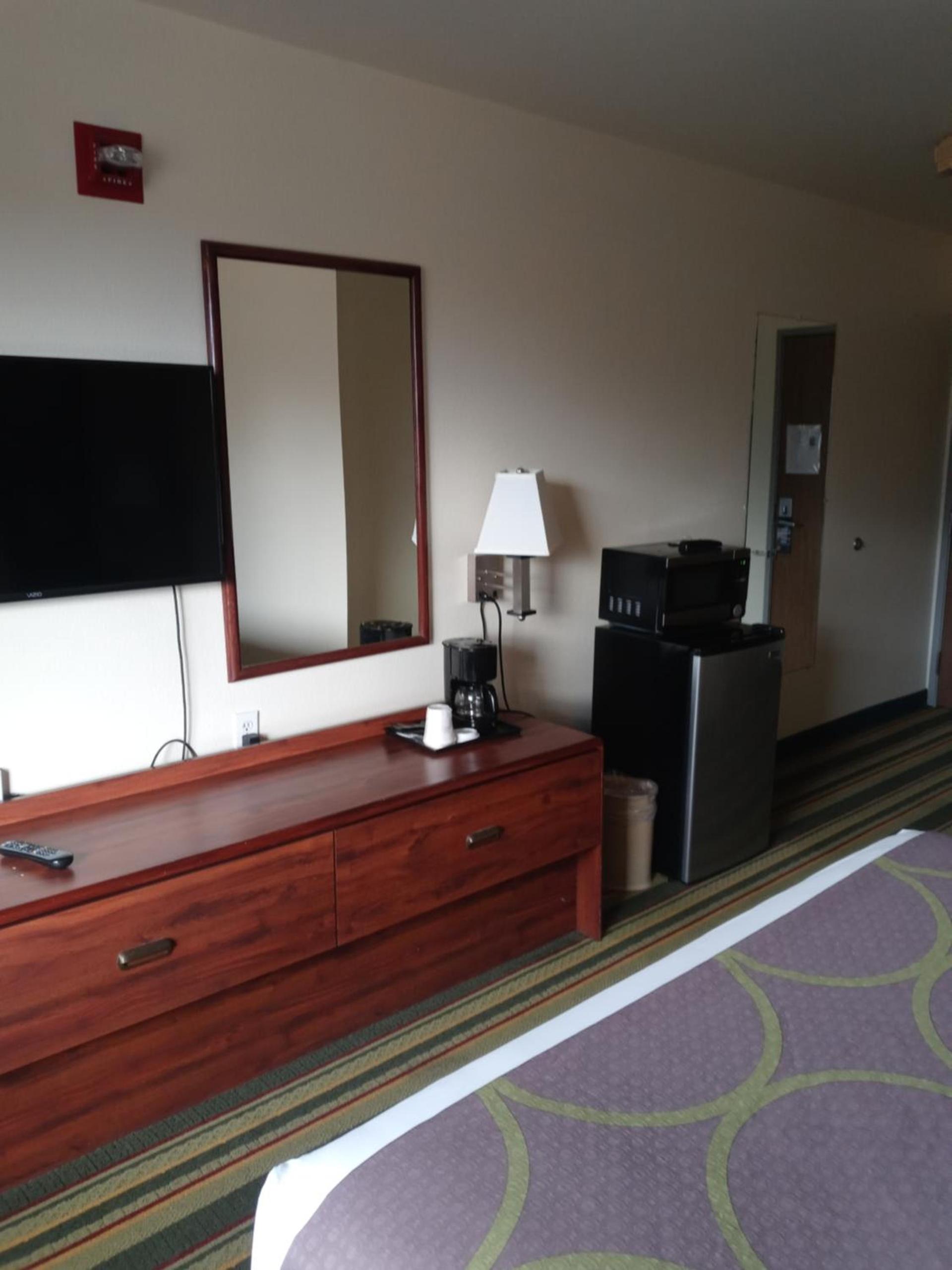 Super 8 by Wyndham Windsor photo 41
