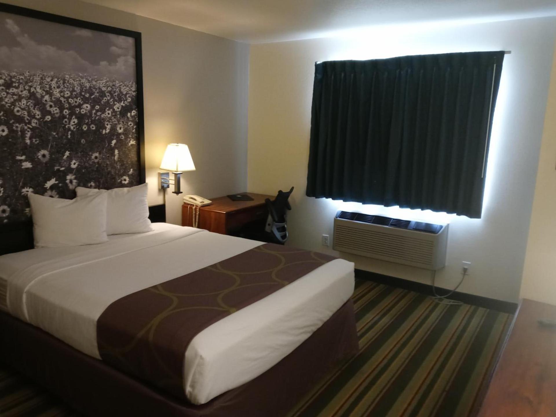 Super 8 by Wyndham Windsor photo 42
