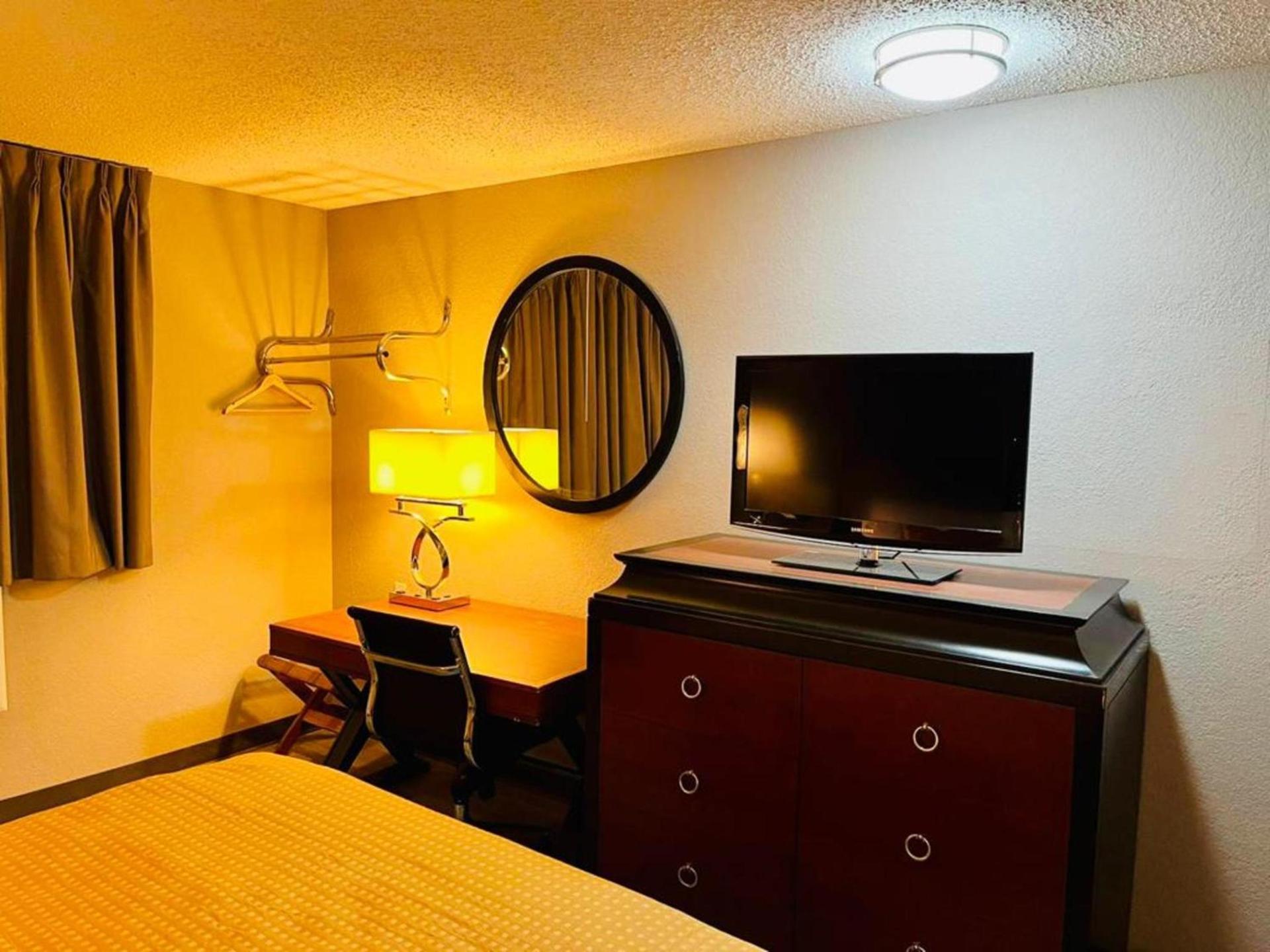 Super 8 by Wyndham Benton Harbor St Joseph photo 14