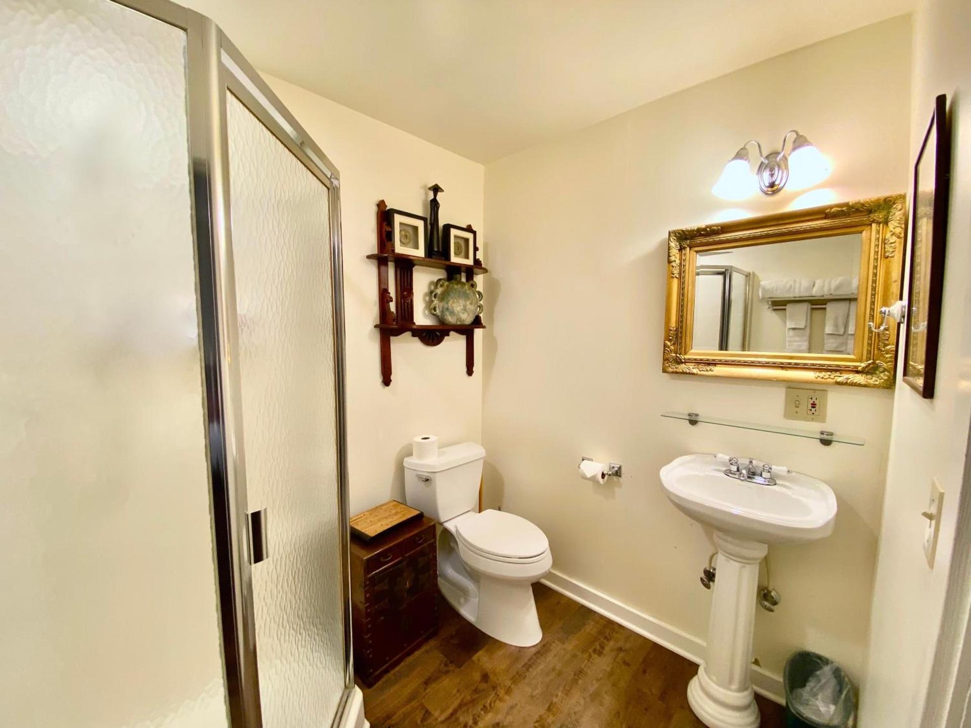 Carriage House Inn photo 35