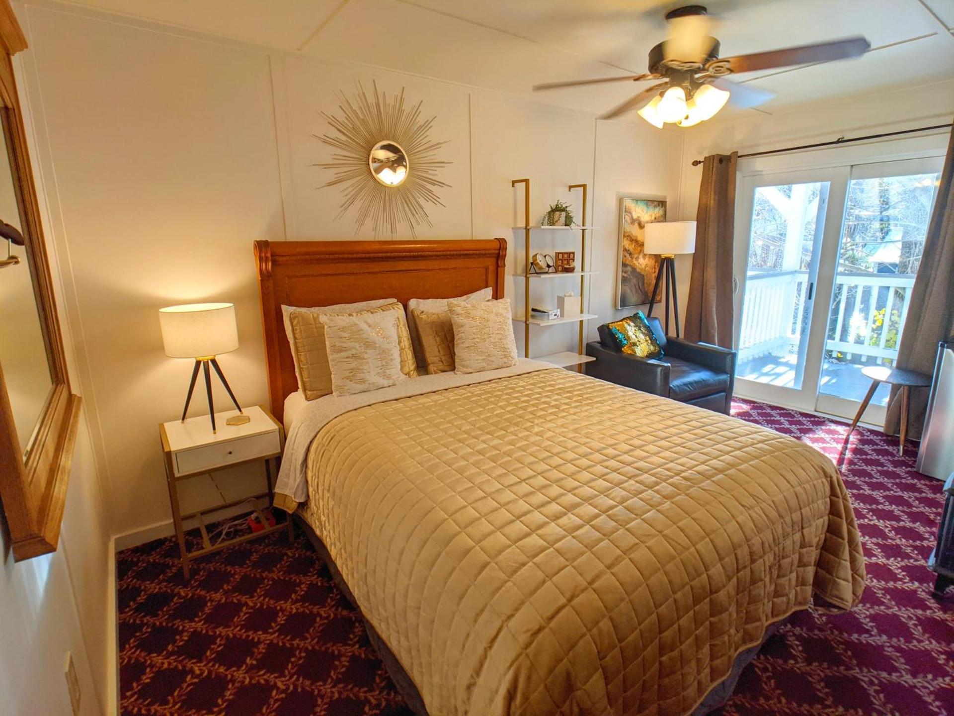 Carriage House Inn photo 38