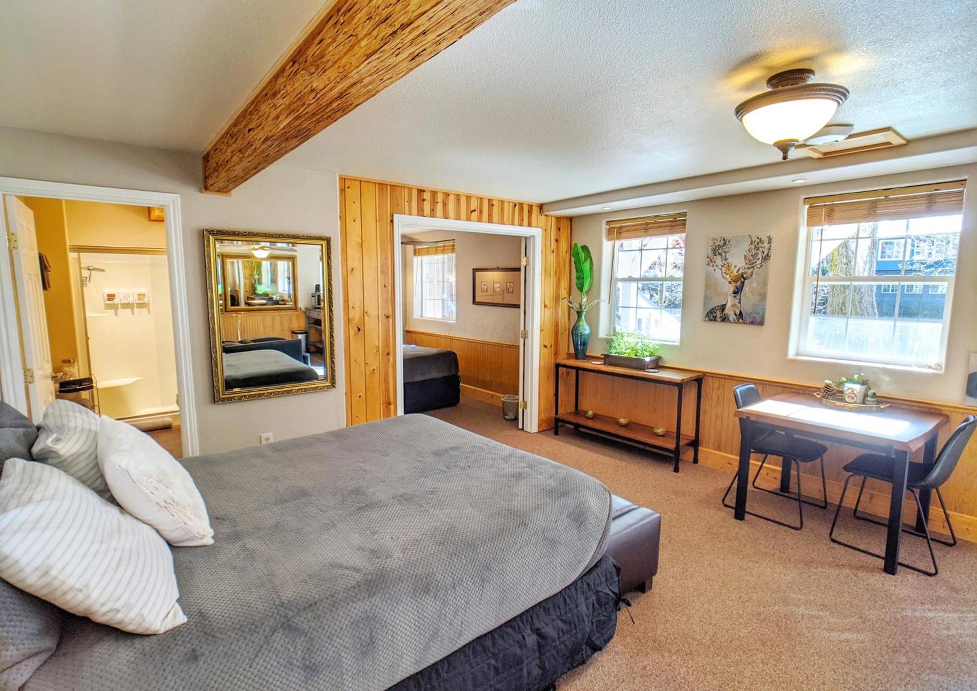 Carriage House Inn photo 53