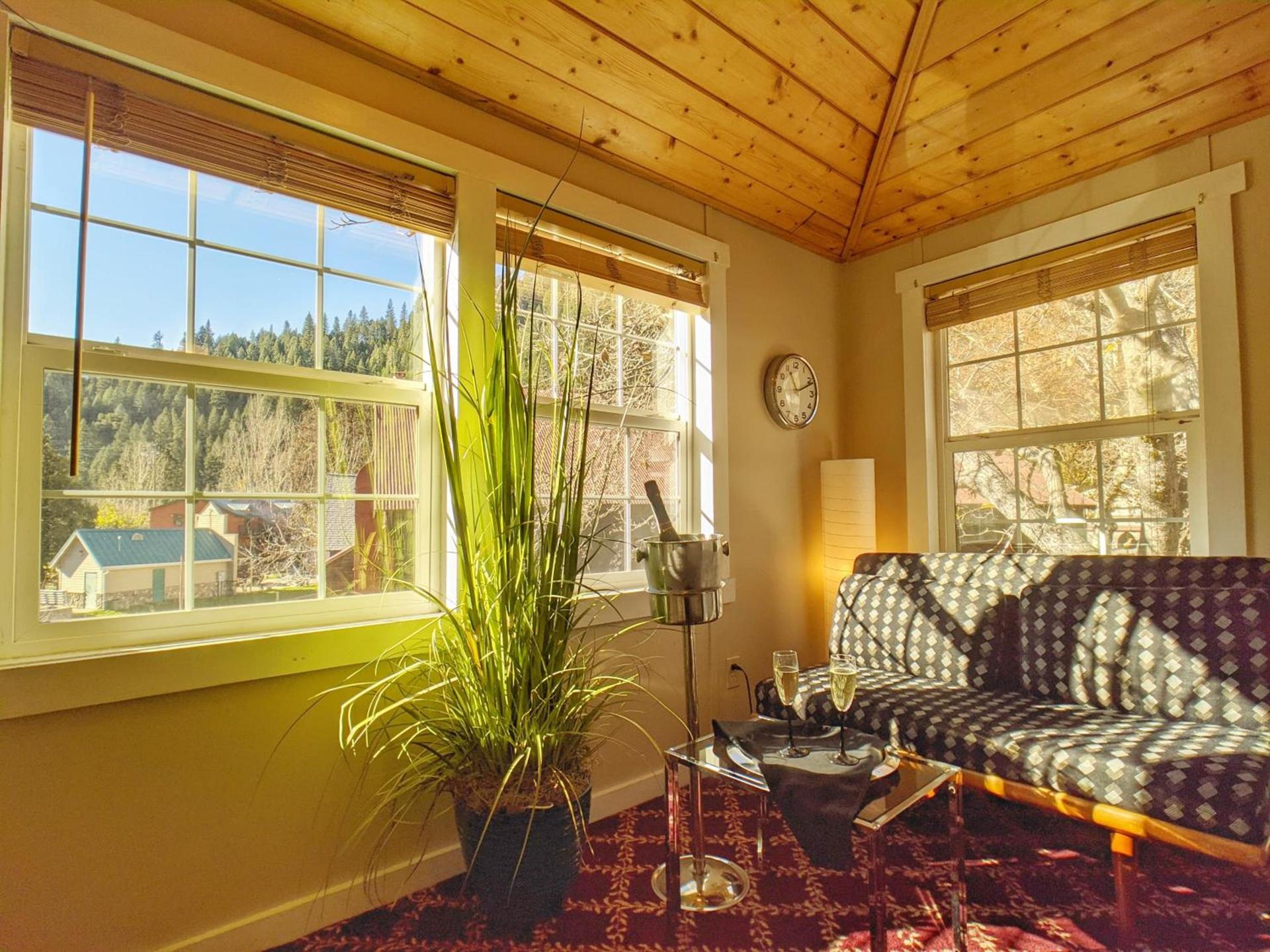 Carriage House Inn photo 51