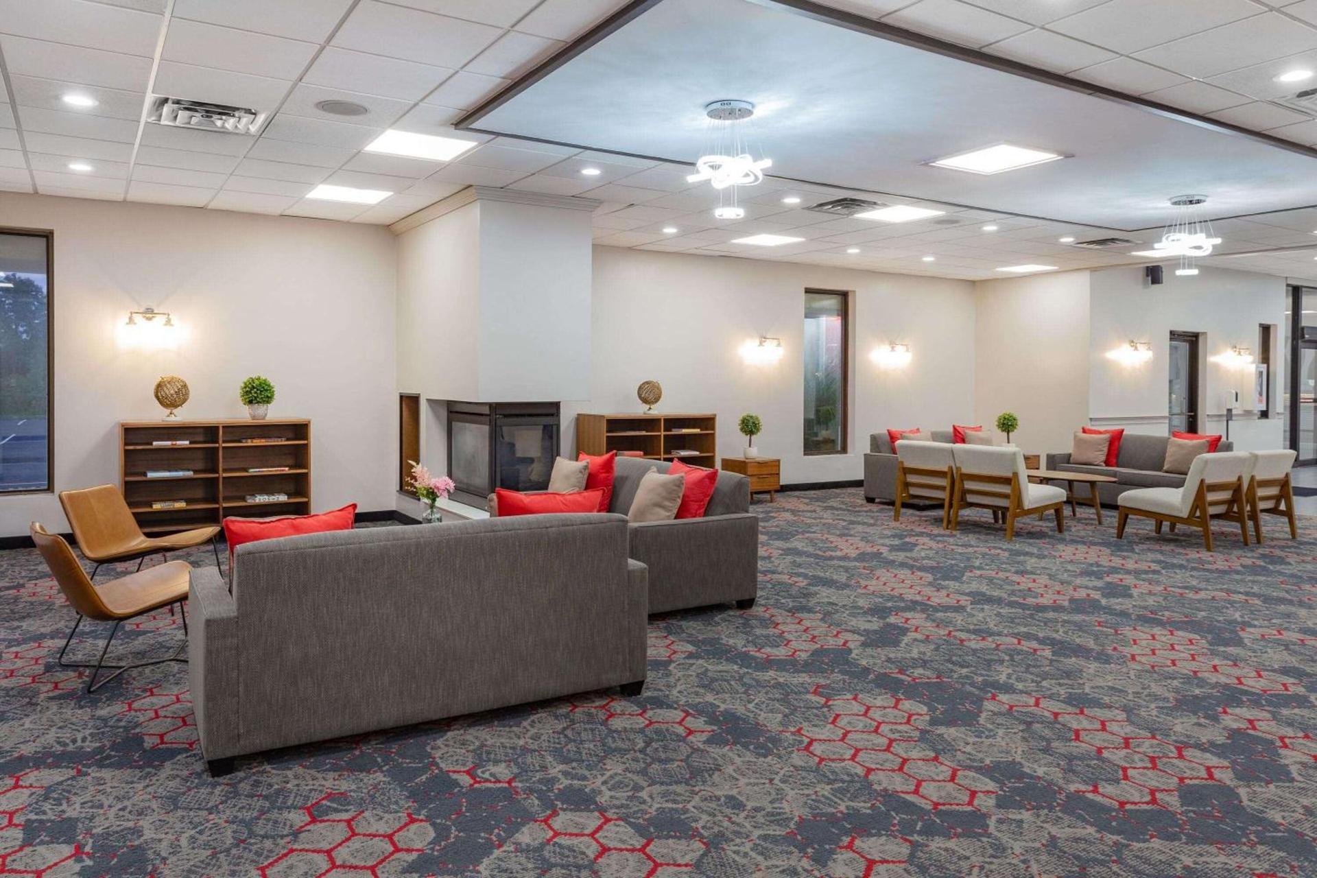 Ramada by Wyndham Hartford North - Bradley Airport photo 2