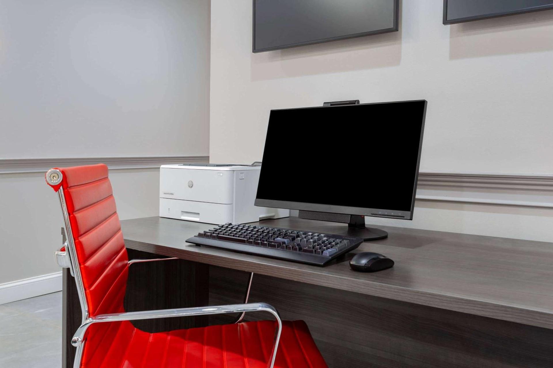 Ramada by Wyndham Hartford North - Bradley Airport photo 5