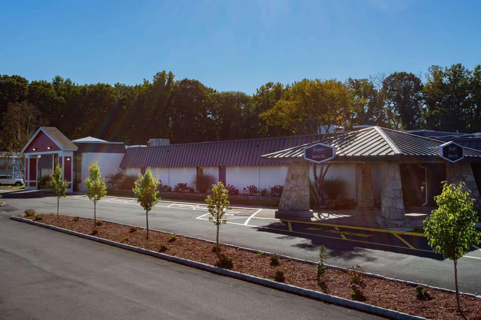 Ramada by Wyndham Hartford North - Bradley Airport photo 6