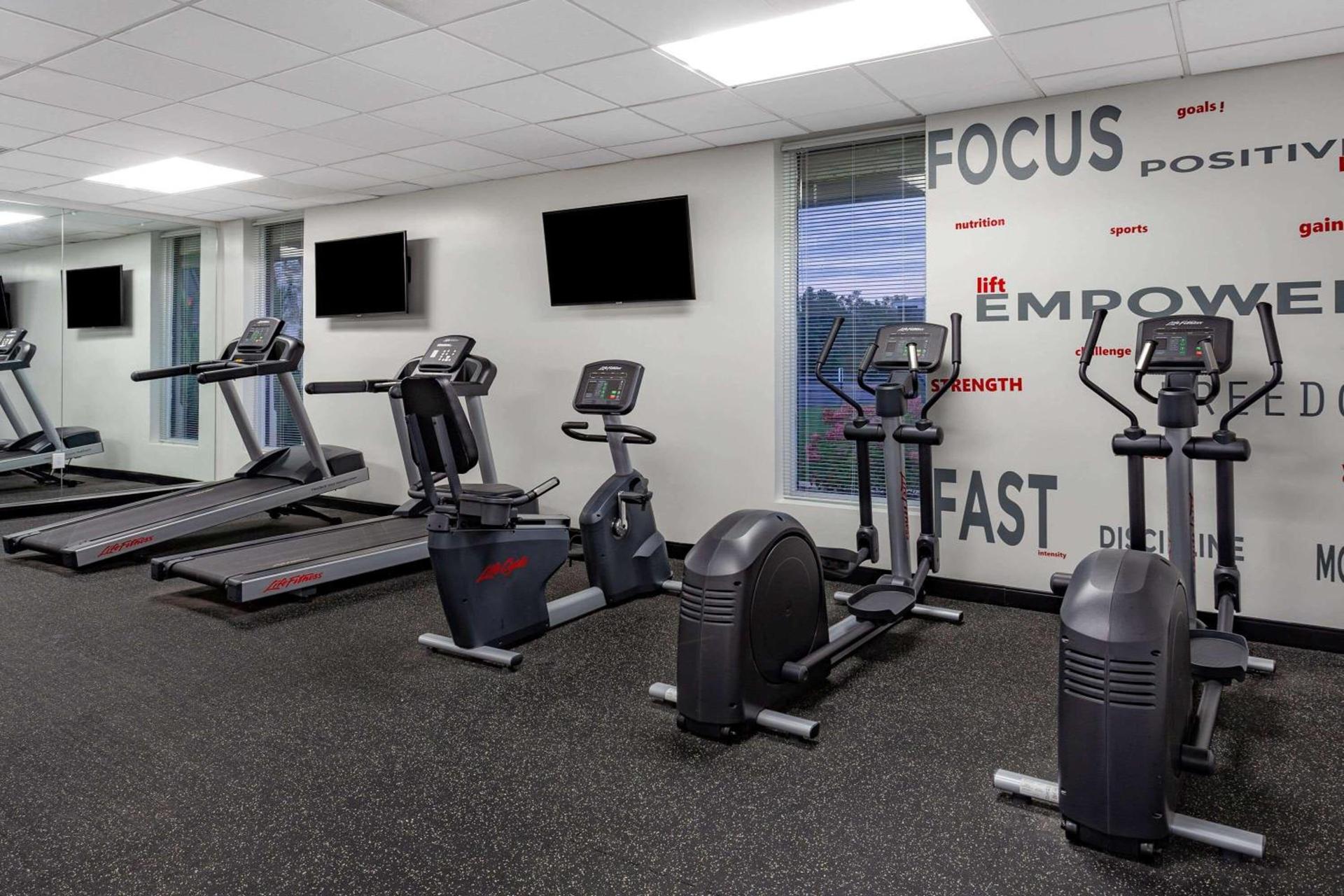 Ramada by Wyndham Hartford North - Bradley Airport photo 7