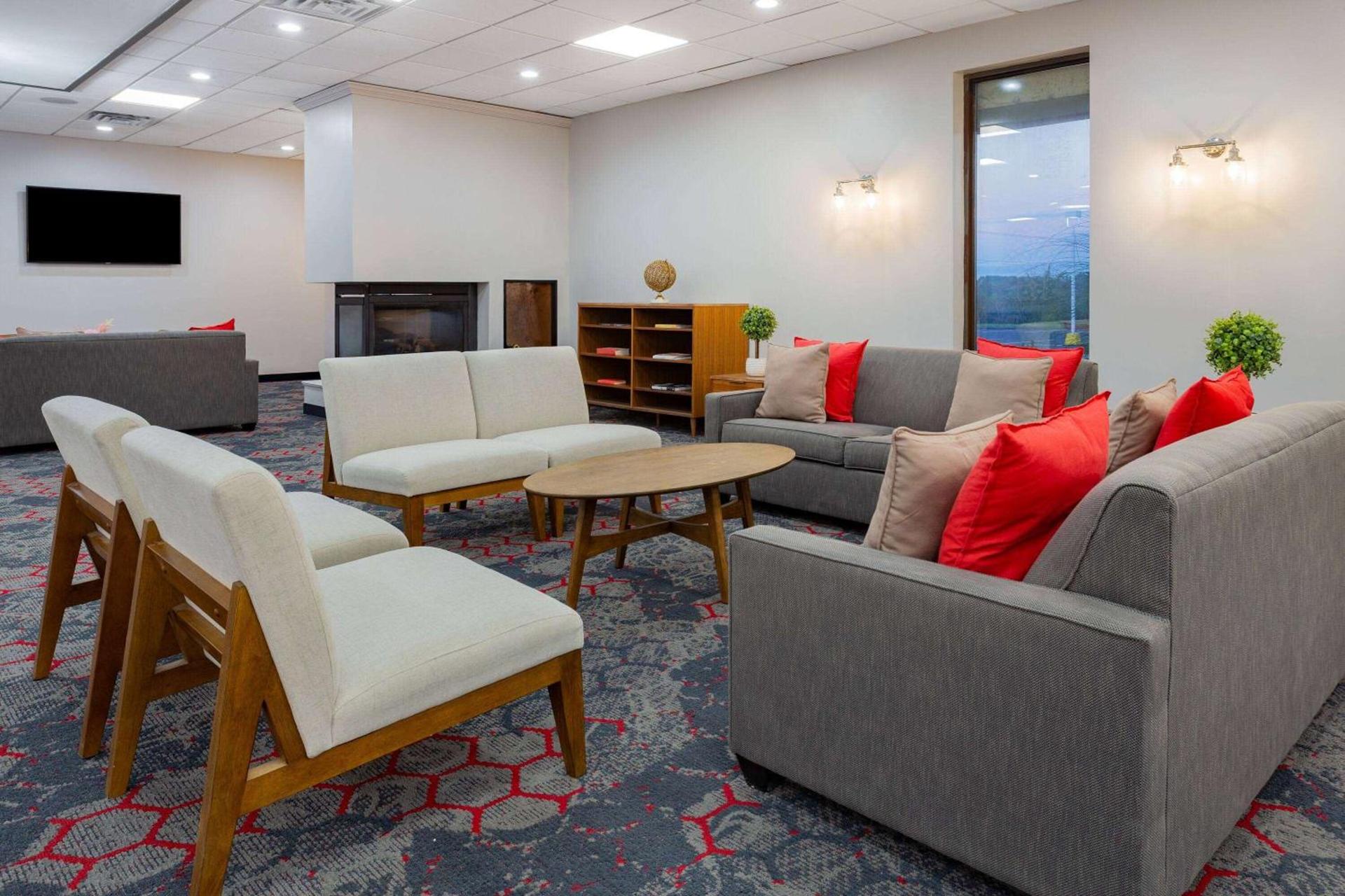 Ramada by Wyndham Hartford North - Bradley Airport photo 9