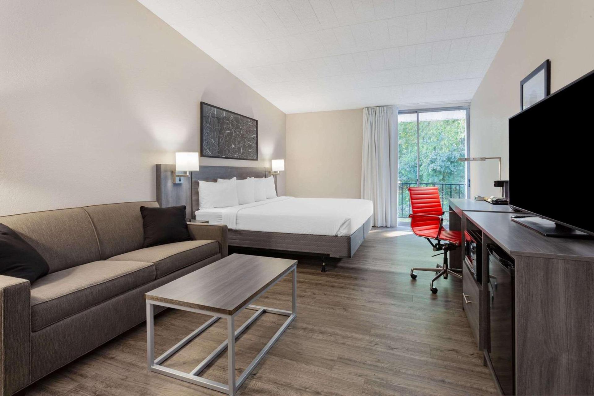 Ramada by Wyndham Hartford North - Bradley Airport photo 12