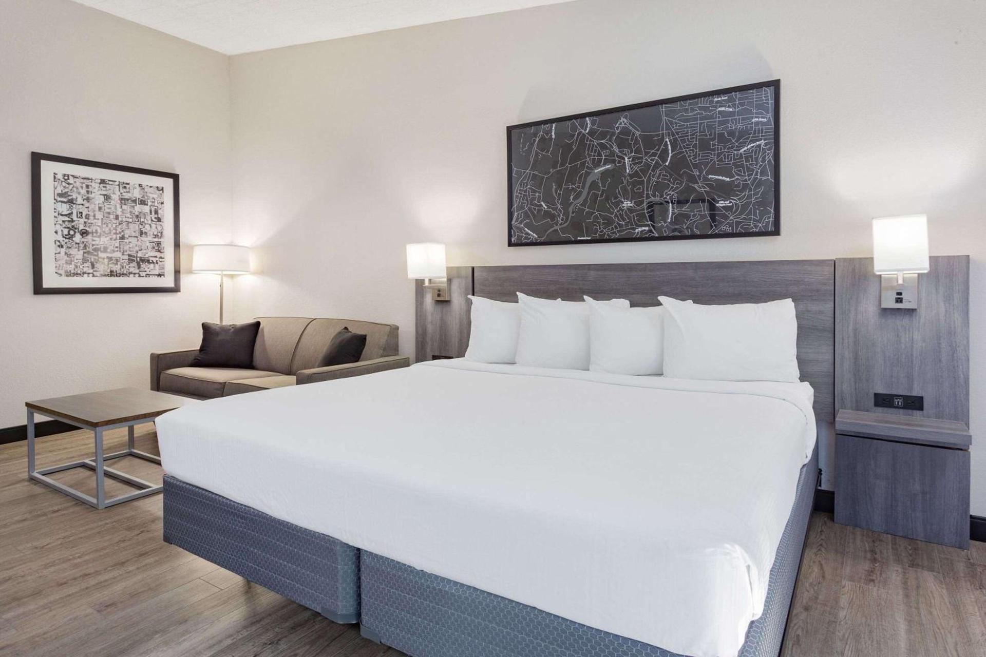 Ramada by Wyndham Hartford North - Bradley Airport photo 13
