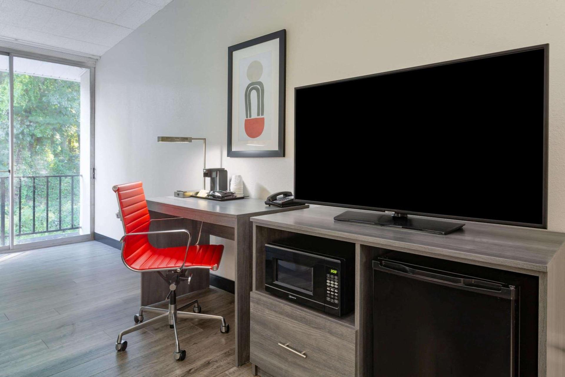 Ramada by Wyndham Hartford North - Bradley Airport photo 14