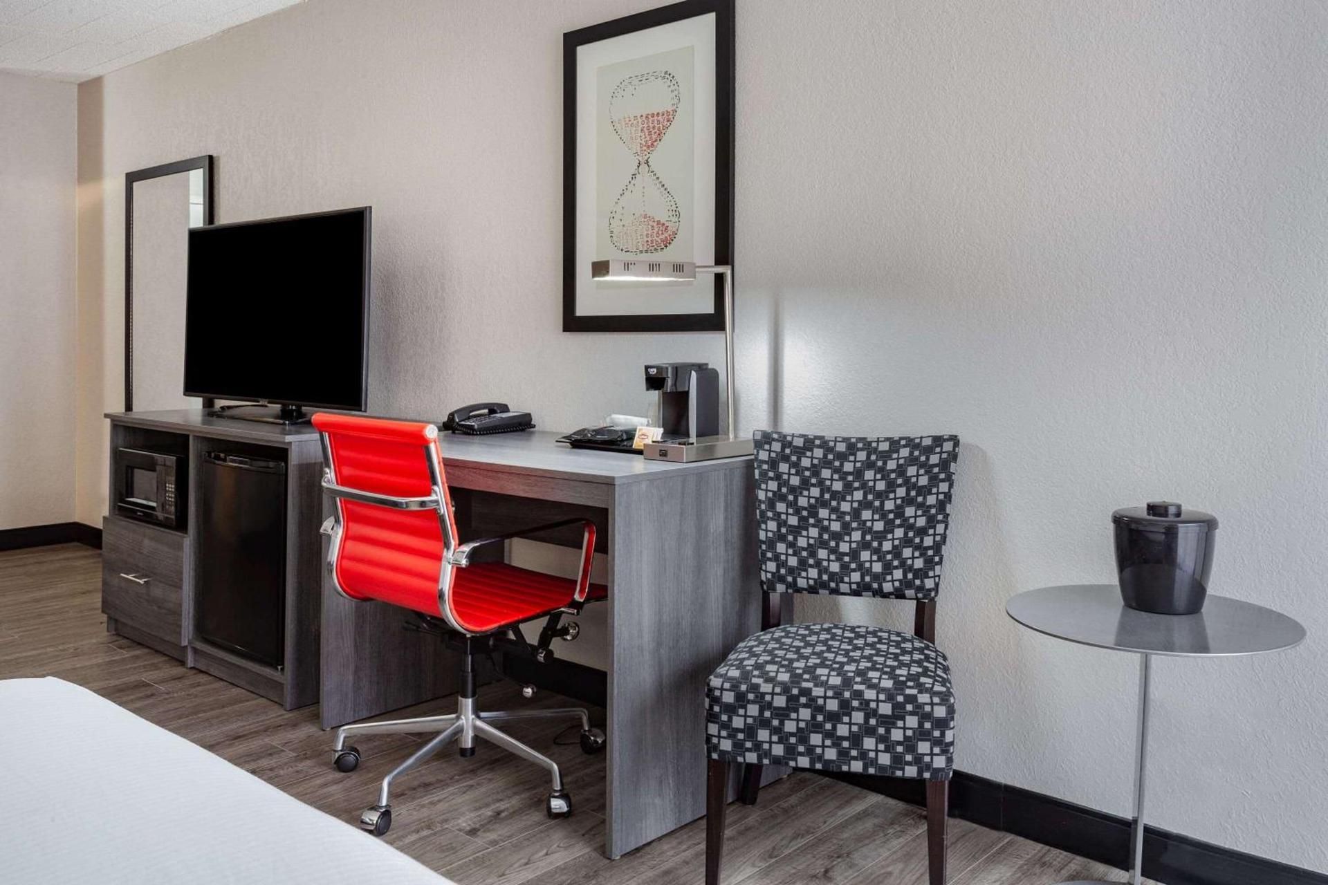 Ramada by Wyndham Hartford North - Bradley Airport photo 17