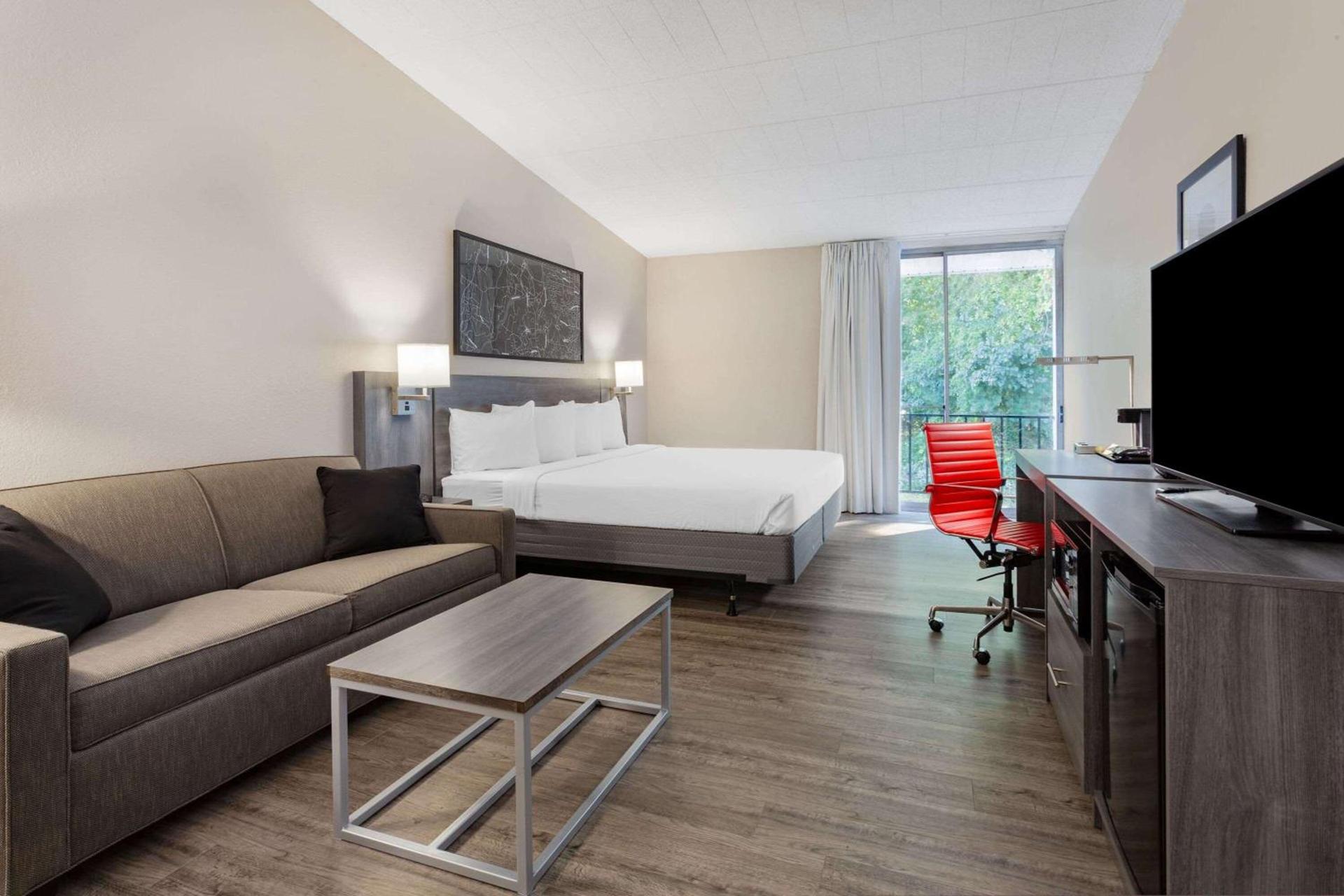 Ramada by Wyndham Hartford North - Bradley Airport photo 25