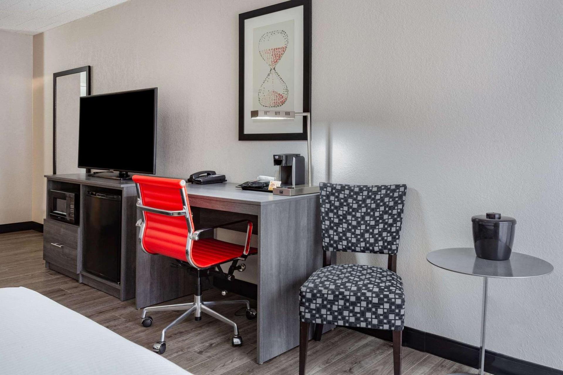 Ramada by Wyndham Hartford North - Bradley Airport photo 29