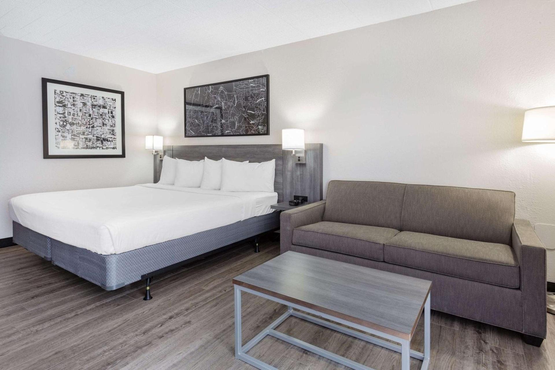 Ramada by Wyndham Hartford North - Bradley Airport photo 30