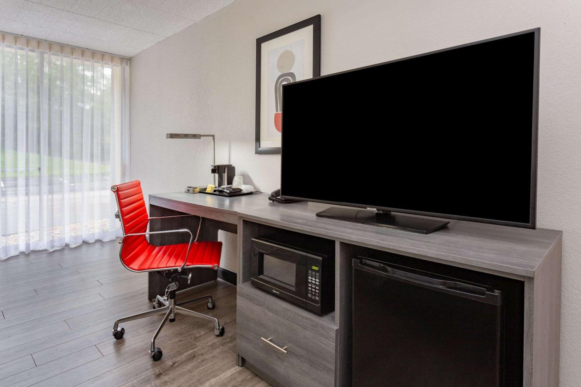 Ramada by Wyndham Hartford North - Bradley Airport photo 31