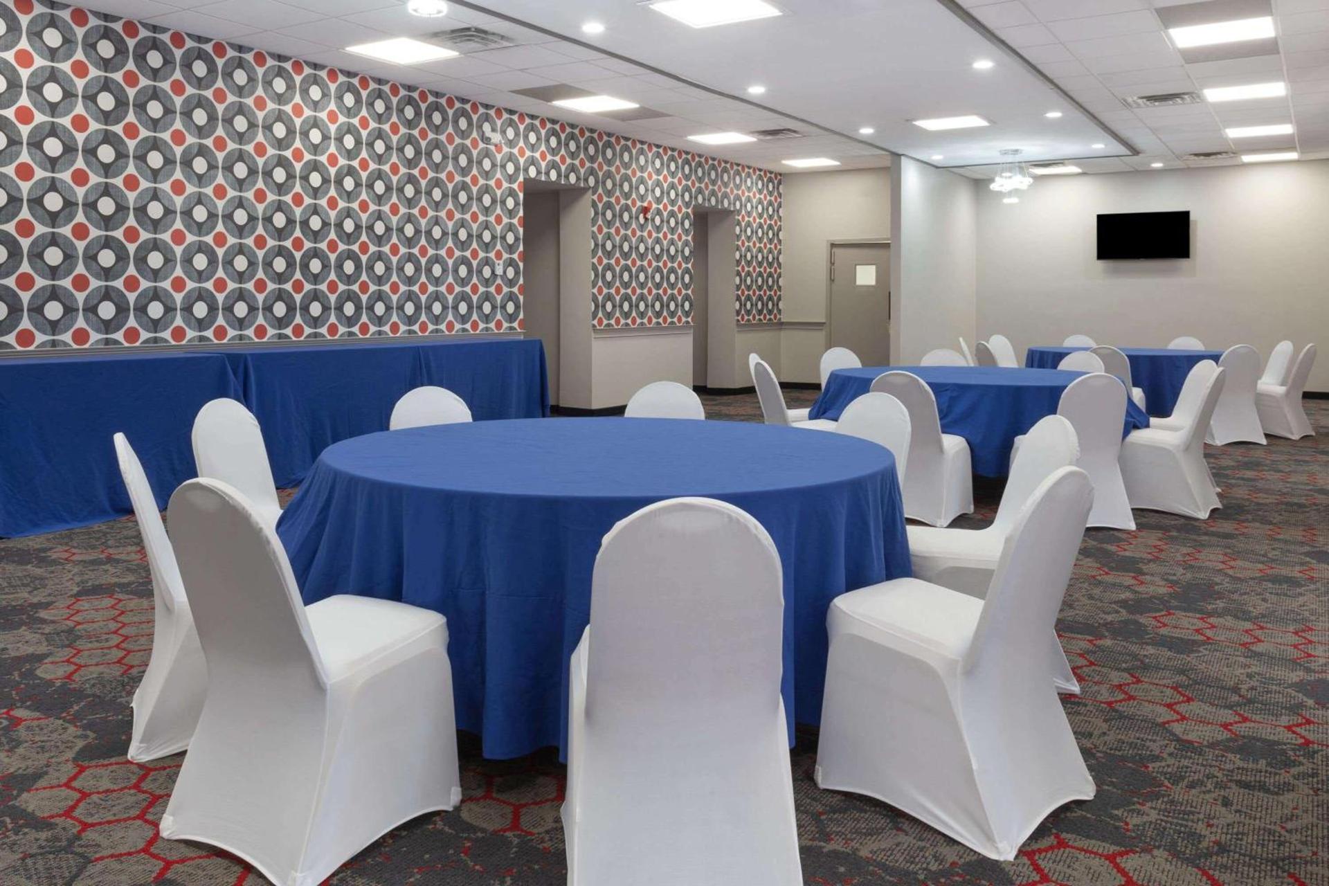 Ramada by Wyndham Hartford North - Bradley Airport photo 37