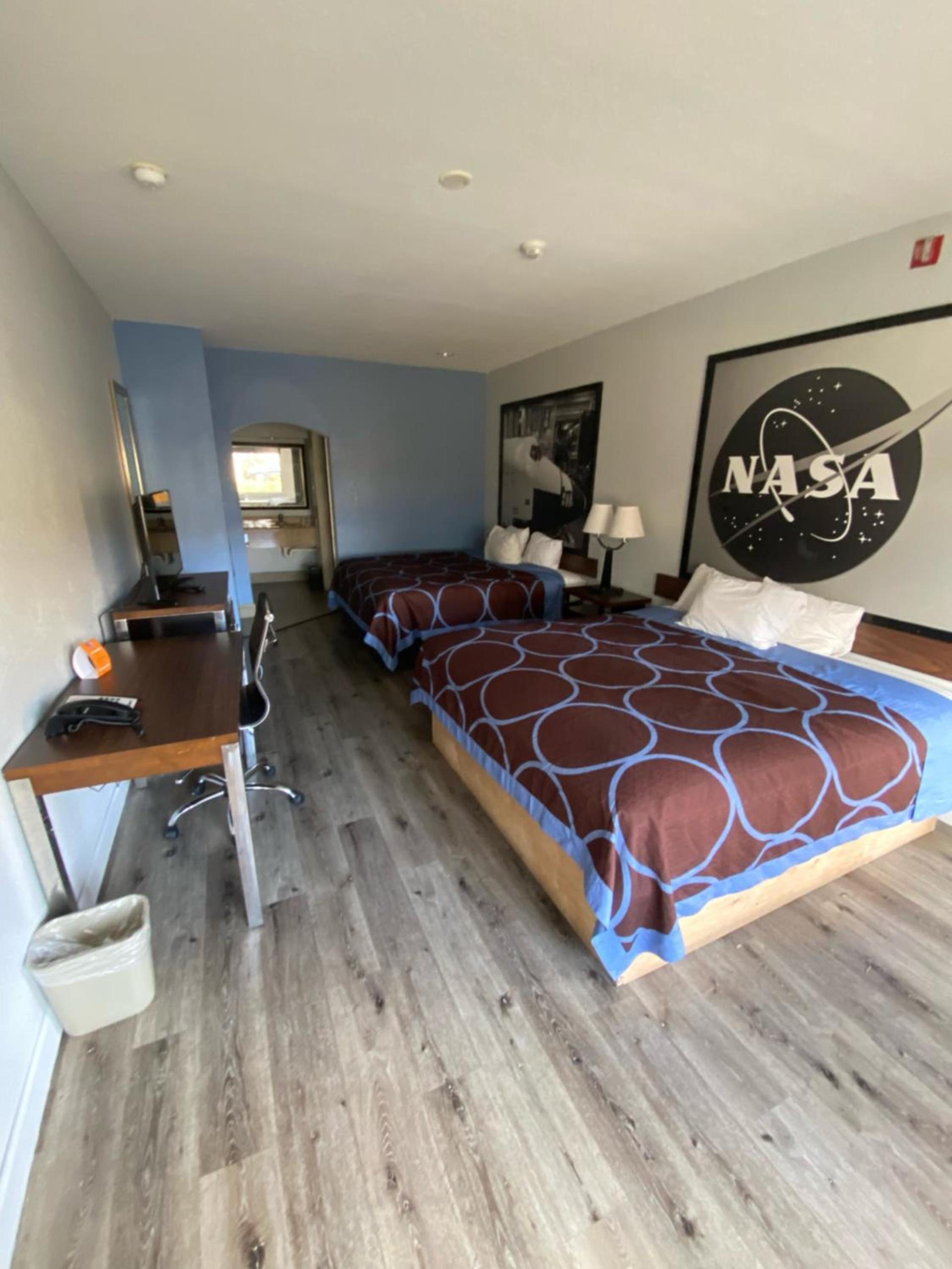 Super 8 by Wyndham Houston Hobby Airport South photo 25