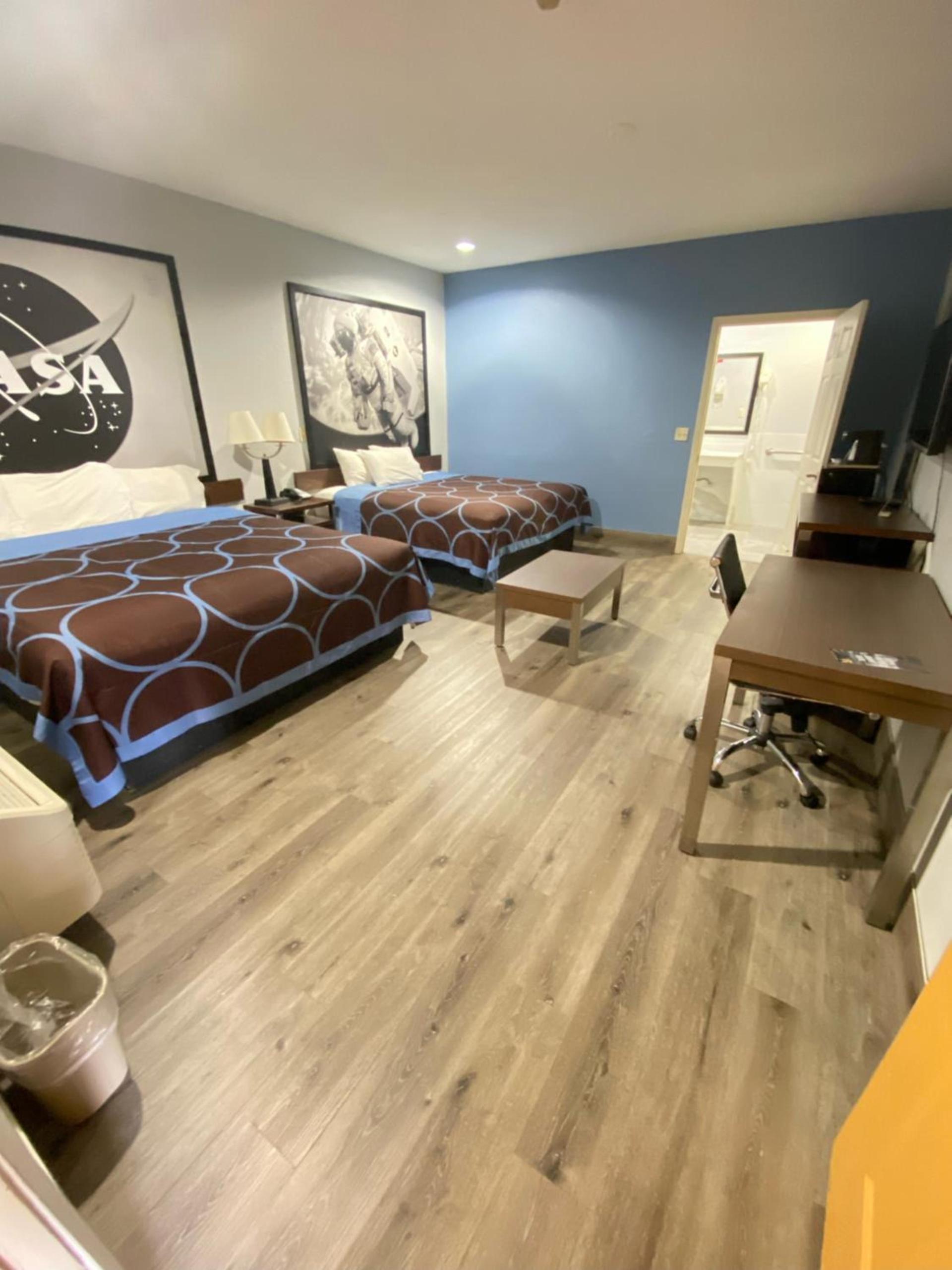 Super 8 by Wyndham Houston Hobby Airport South photo 26