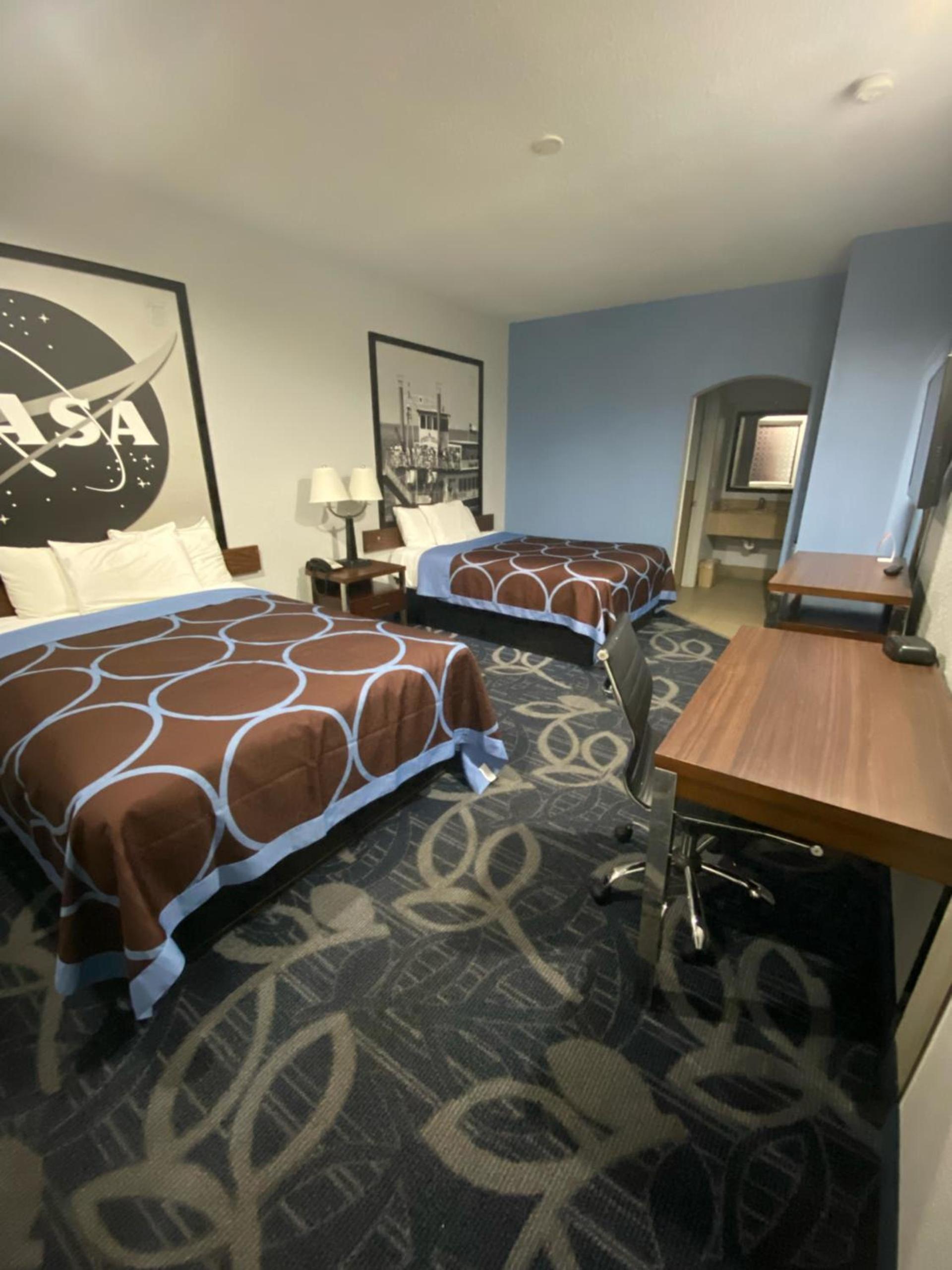 Super 8 by Wyndham Houston Hobby Airport South photo 28