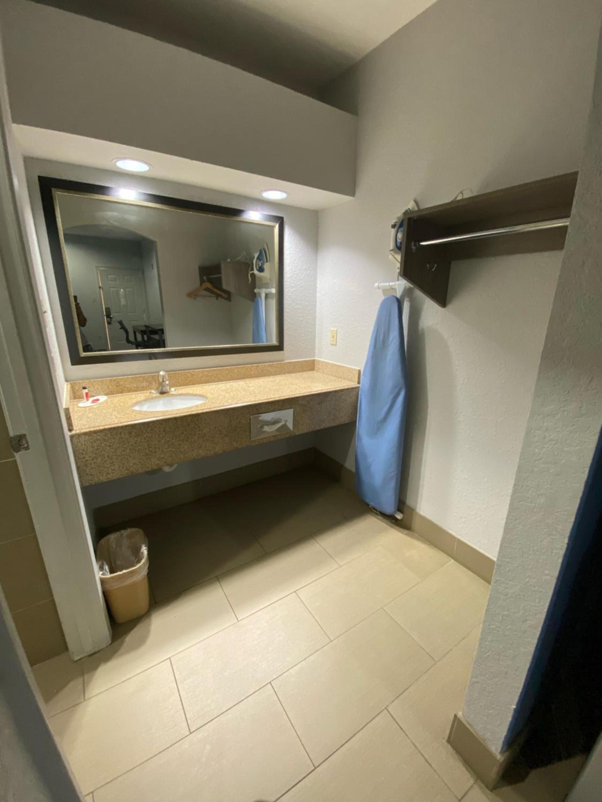 Super 8 by Wyndham Houston Hobby Airport South photo 32