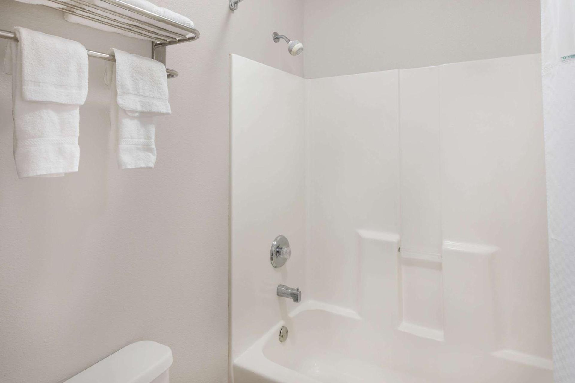 Days Inn by Wyndham Barnwell photo 11
