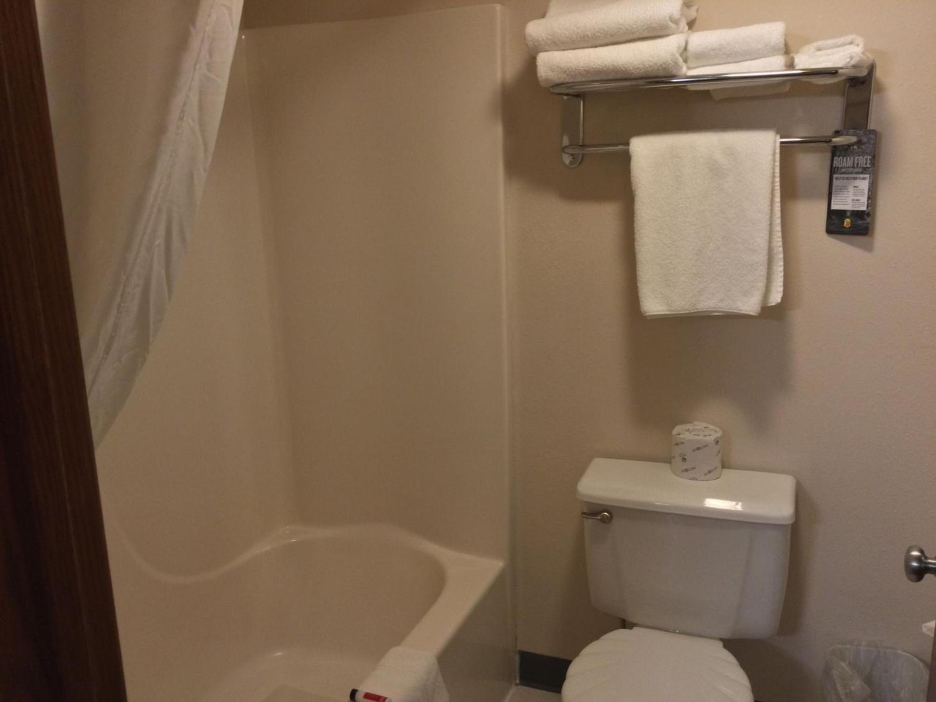 Super 8 by Wyndham Monroe WI photo 31