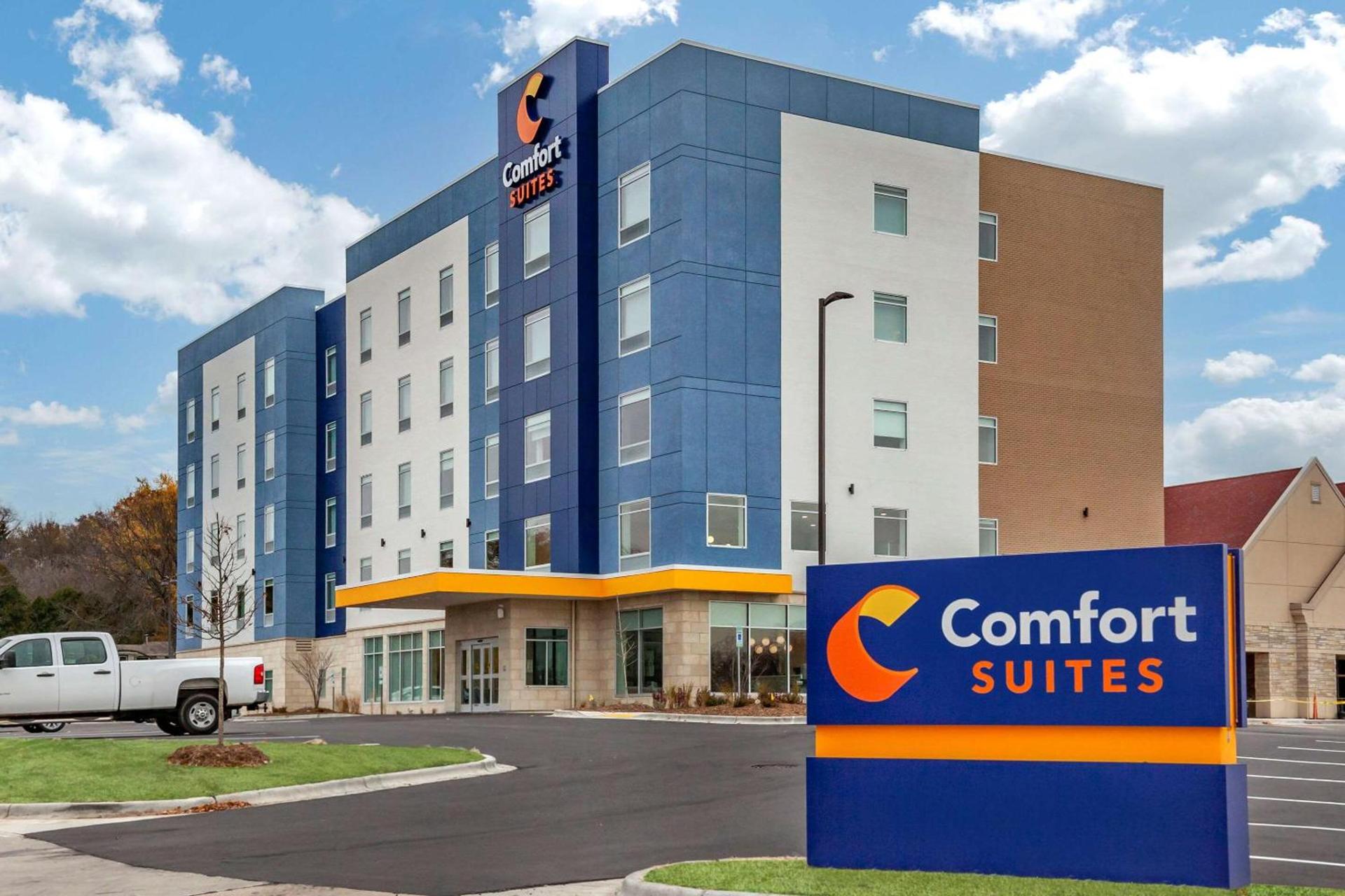 Comfort Suites Cottage Grove-Madison photo 1