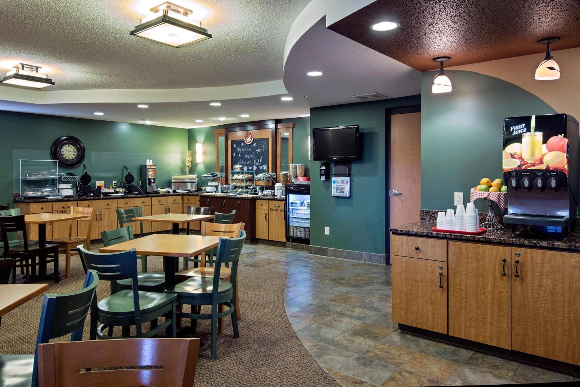 AmeriVu Inn and Suites - Waconia photo 70