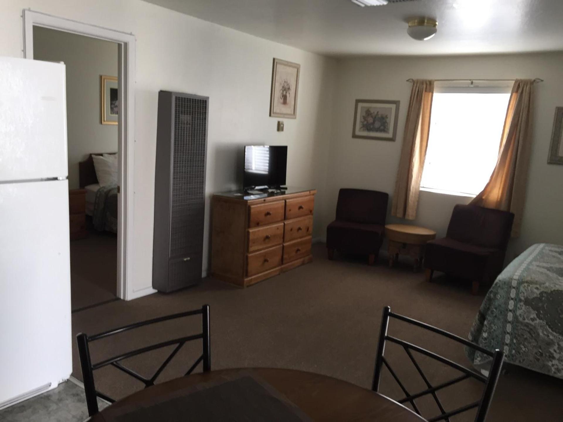 Bishop Village Motel photo 13