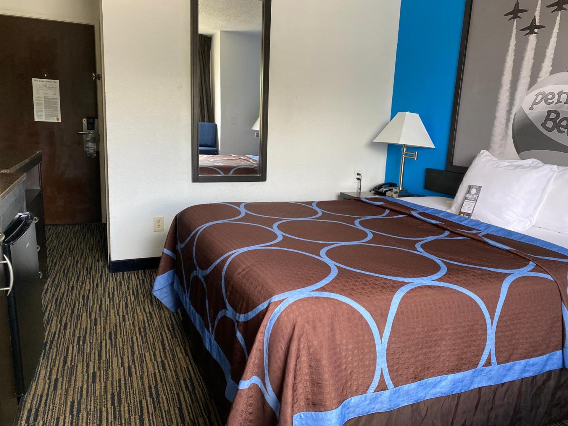 Super 8 by Wyndham Pensacola photo 43