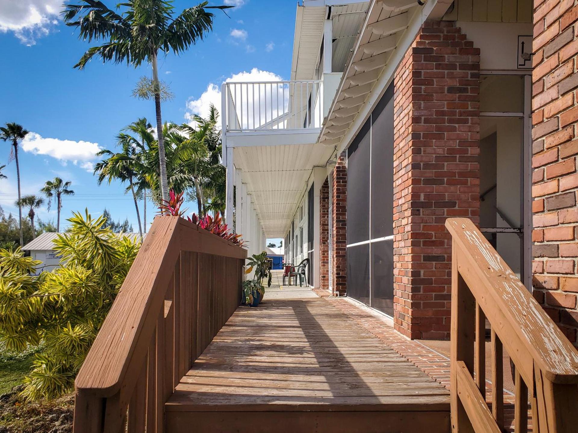 Captain's Table Hotel by Everglades Adventures photo 19