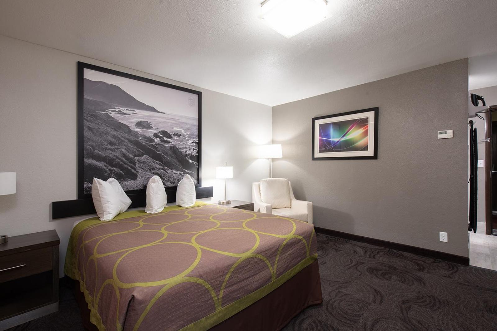 Super 8 by Wyndham Eureka photo 12