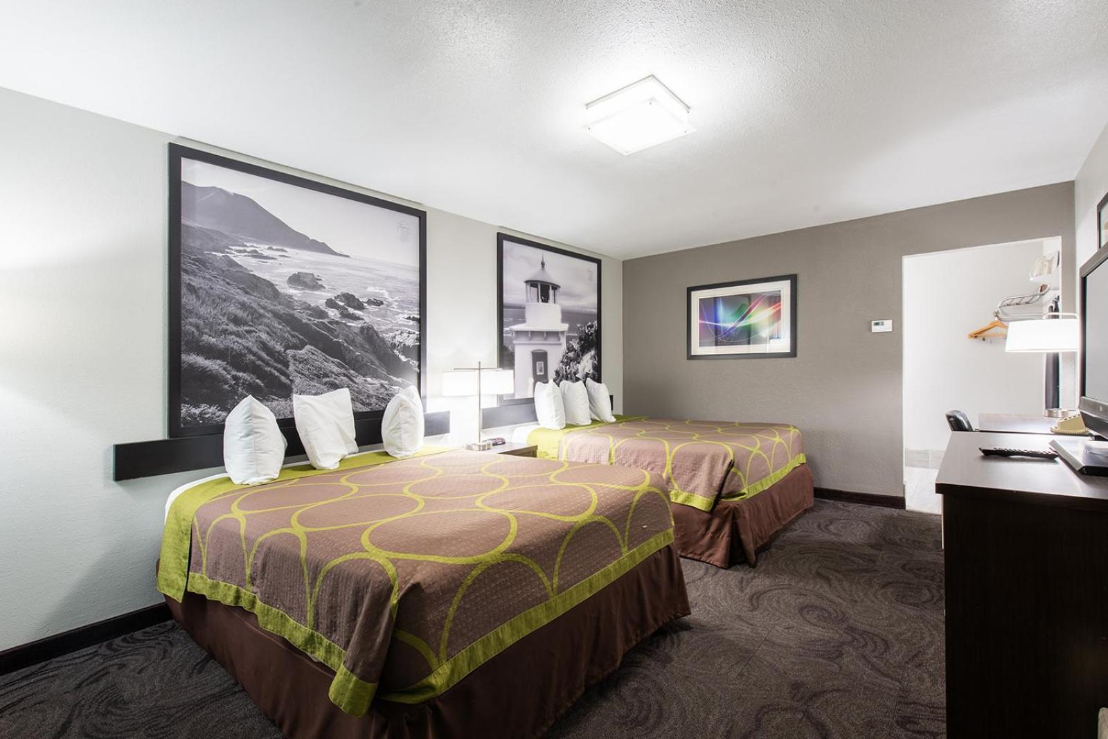 Super 8 by Wyndham Eureka photo 2