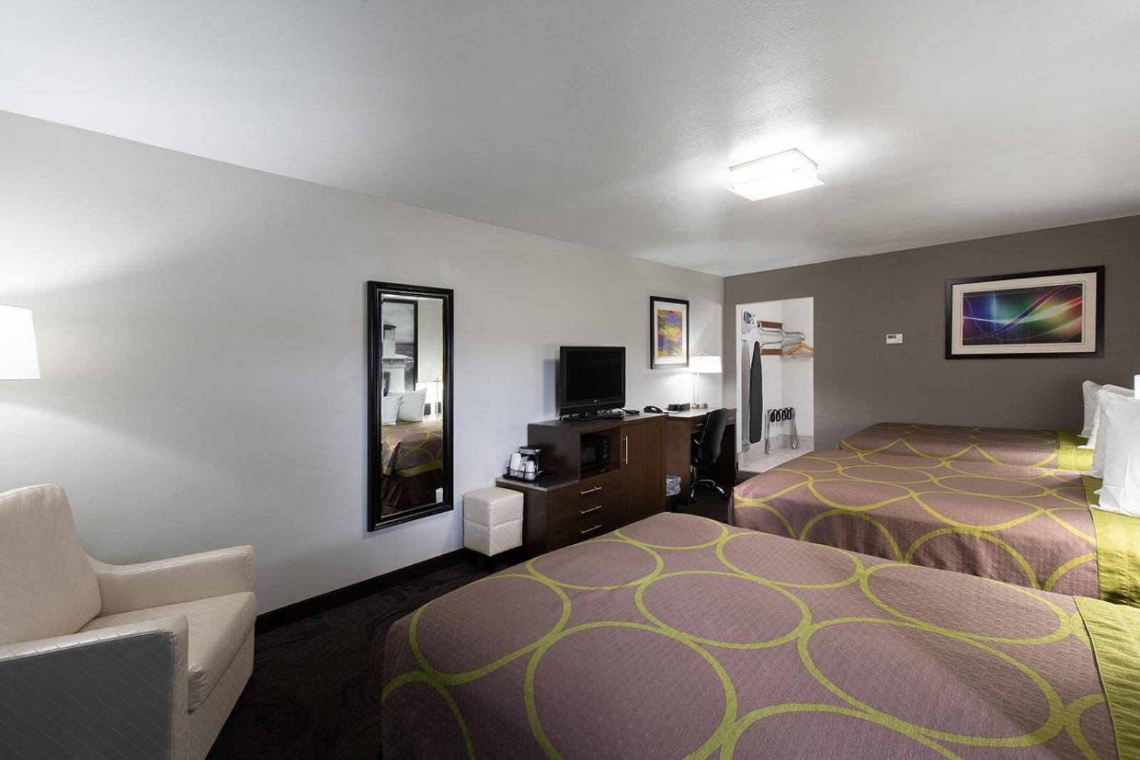 Super 8 by Wyndham Eureka photo 17