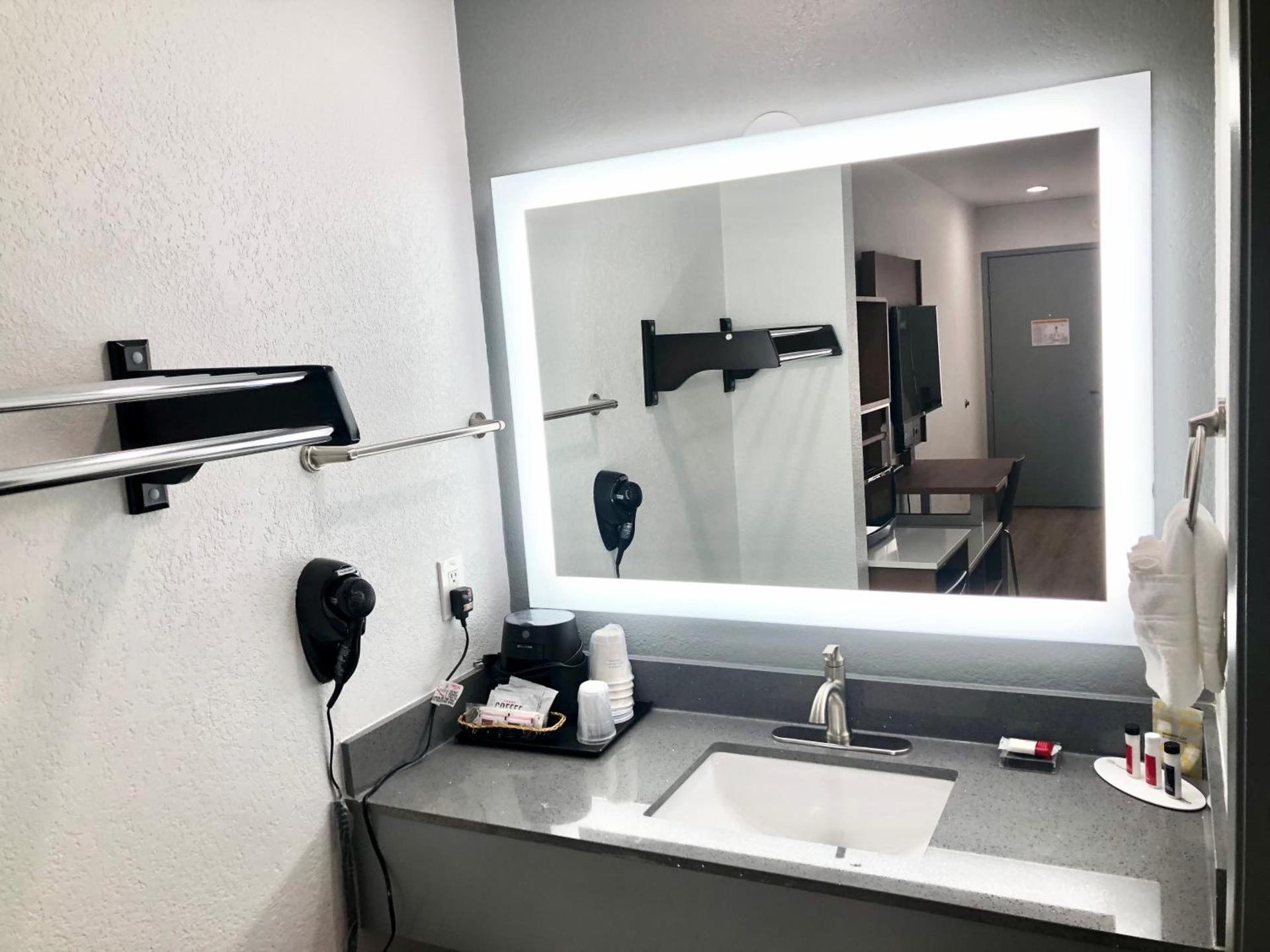 Super 8 by Wyndham Fort Bragg photo 80