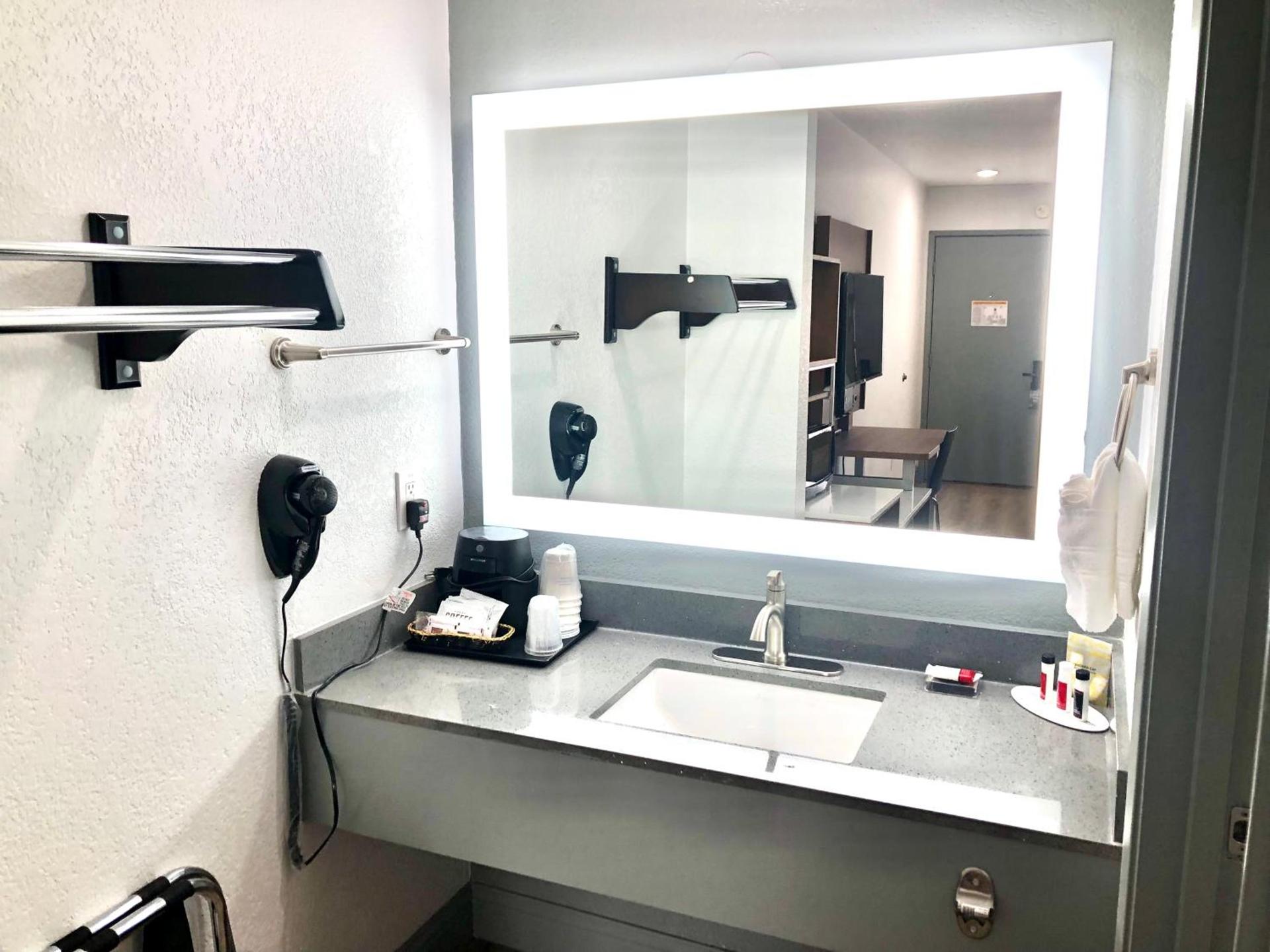 Super 8 by Wyndham Fort Bragg photo 62