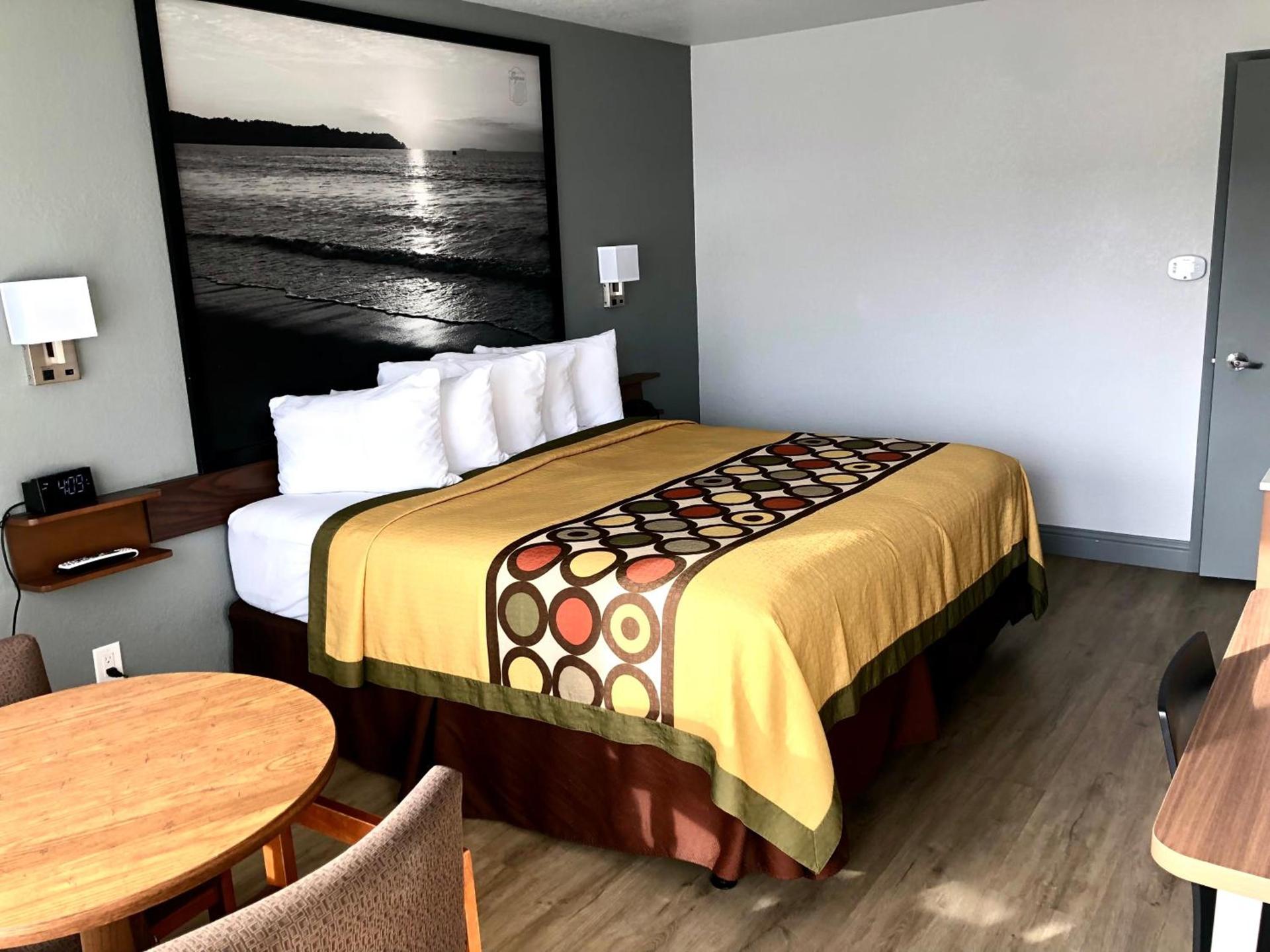 Super 8 by Wyndham Fort Bragg photo 58