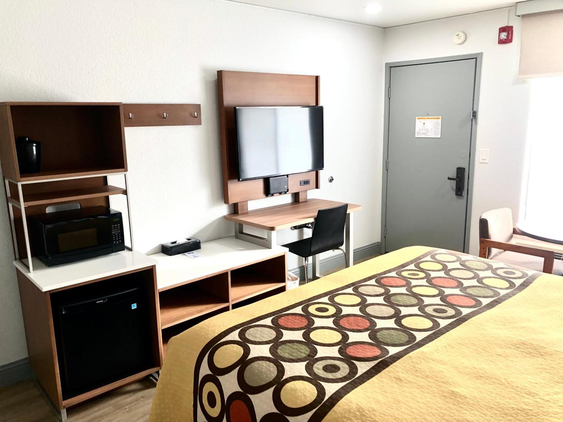 Super 8 by Wyndham Fort Bragg photo 60