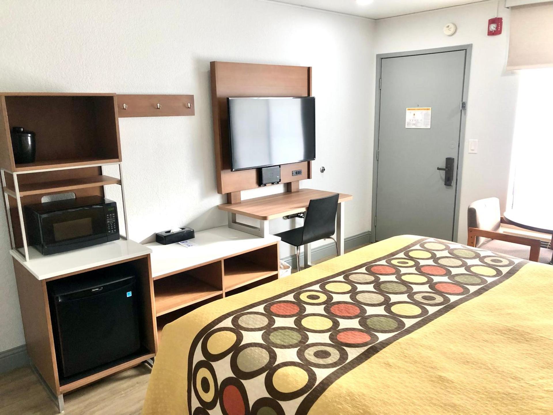 Super 8 by Wyndham Fort Bragg photo 64
